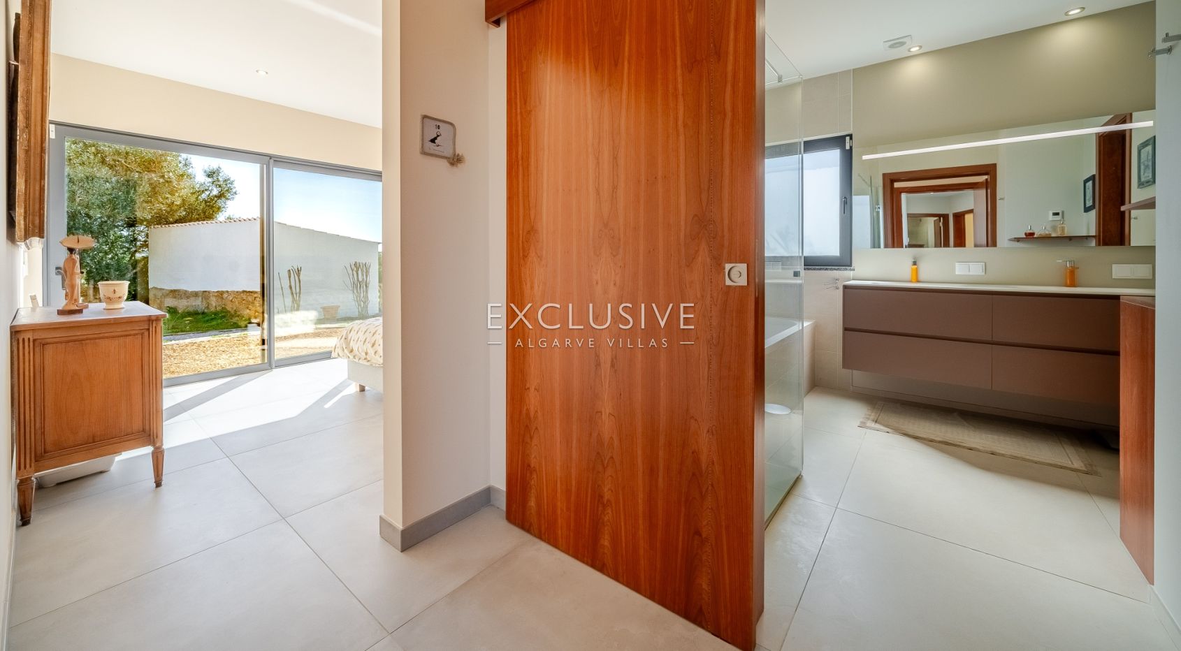 Contemporary one level 4 bed villa with pool near Carvoeiro