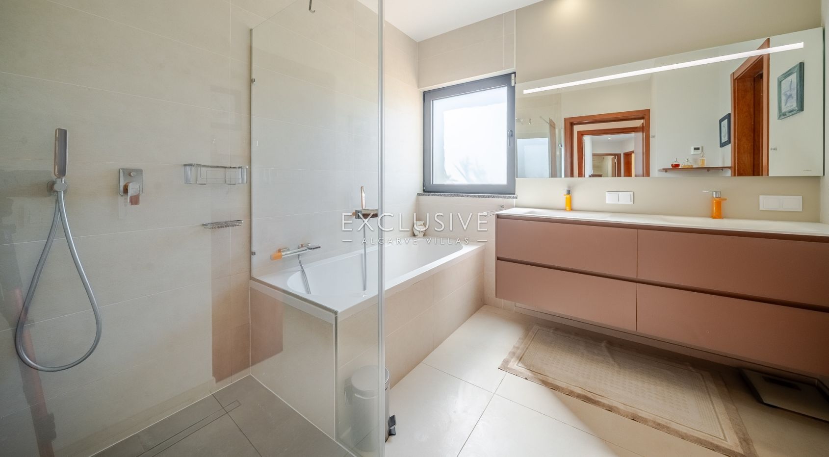 Contemporary one level 4 bed villa with pool near Carvoeiro