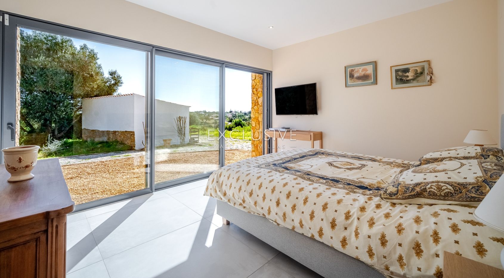 Contemporary one level 4 bed villa with pool near Carvoeiro