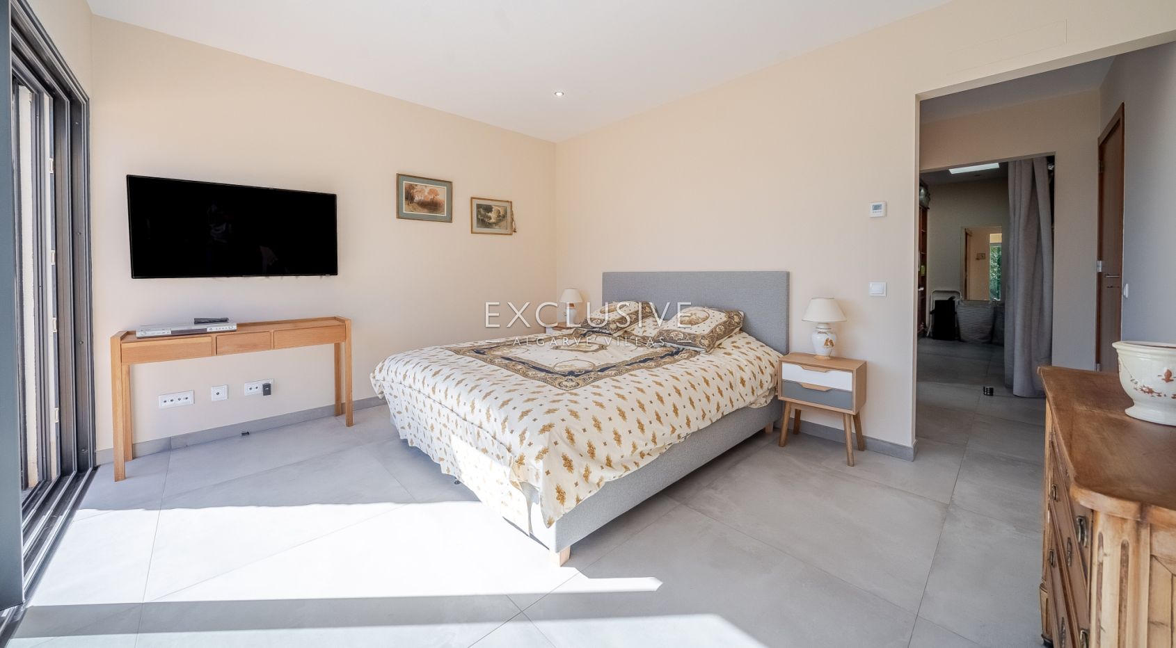 Contemporary one level 4 bed villa with pool near Carvoeiro