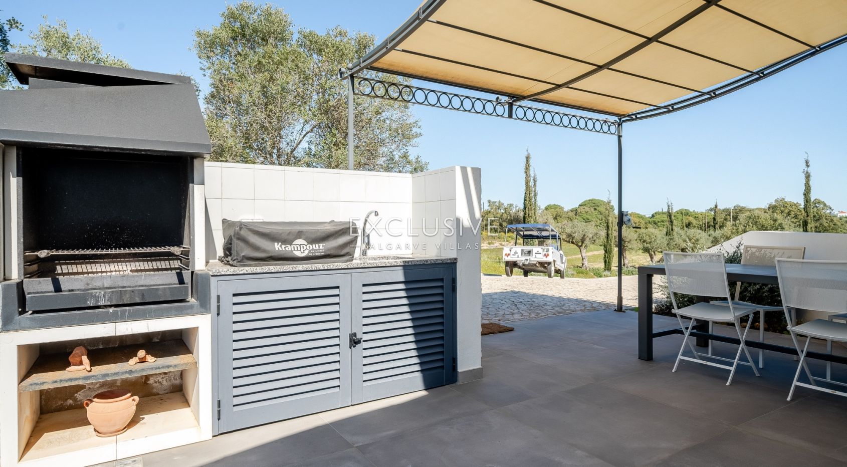 Contemporary one level 4 bed villa with pool near Carvoeiro