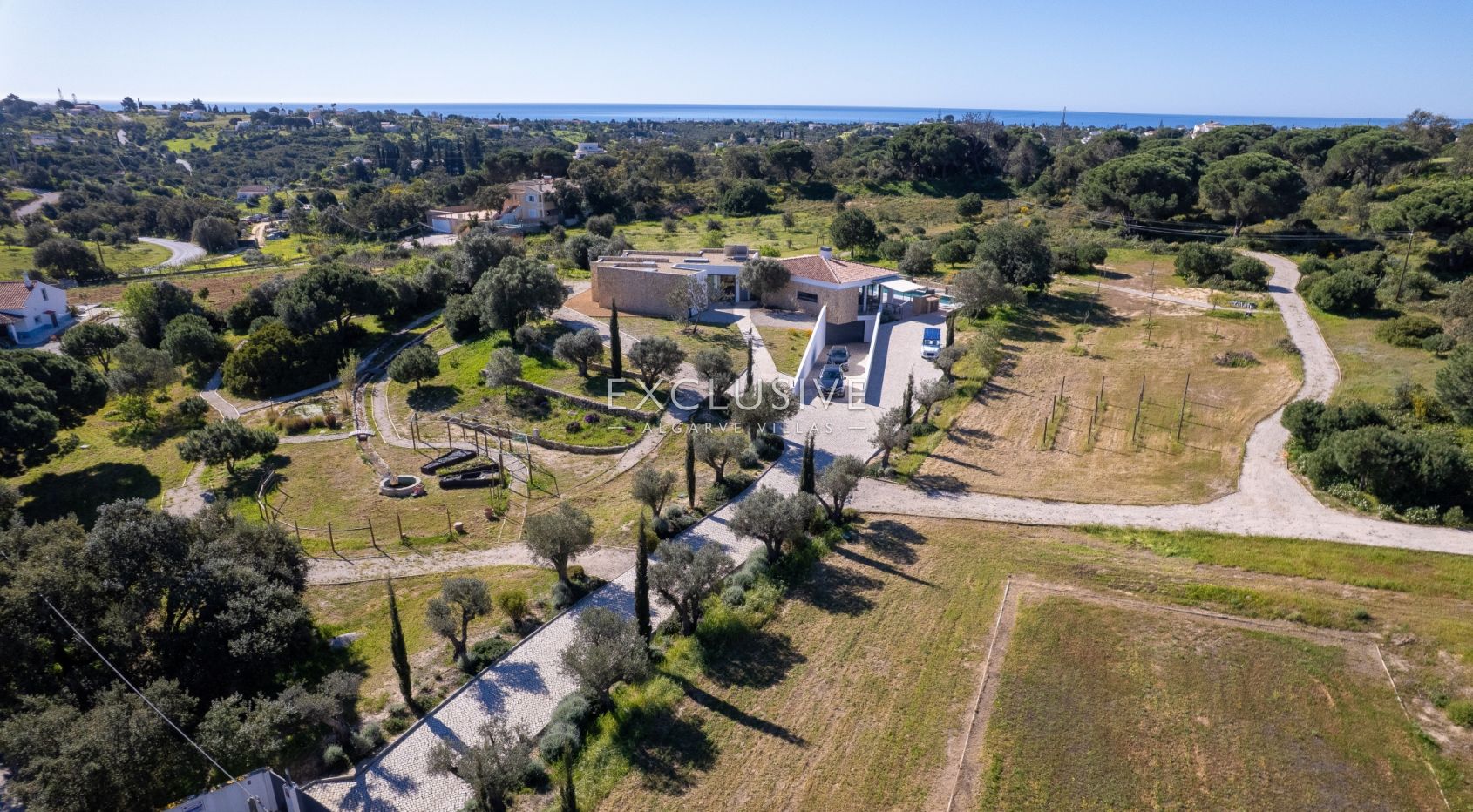 Contemporary one level 4 bed villa with pool near Carvoeiro