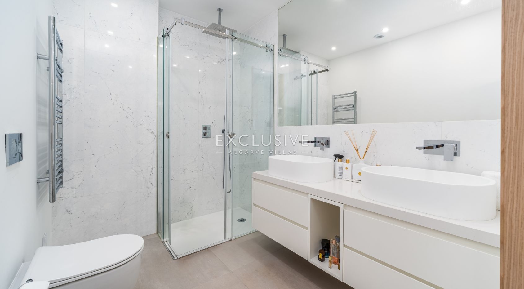 Bright Modern Apartment with Marina & Sea Views in Lagos
