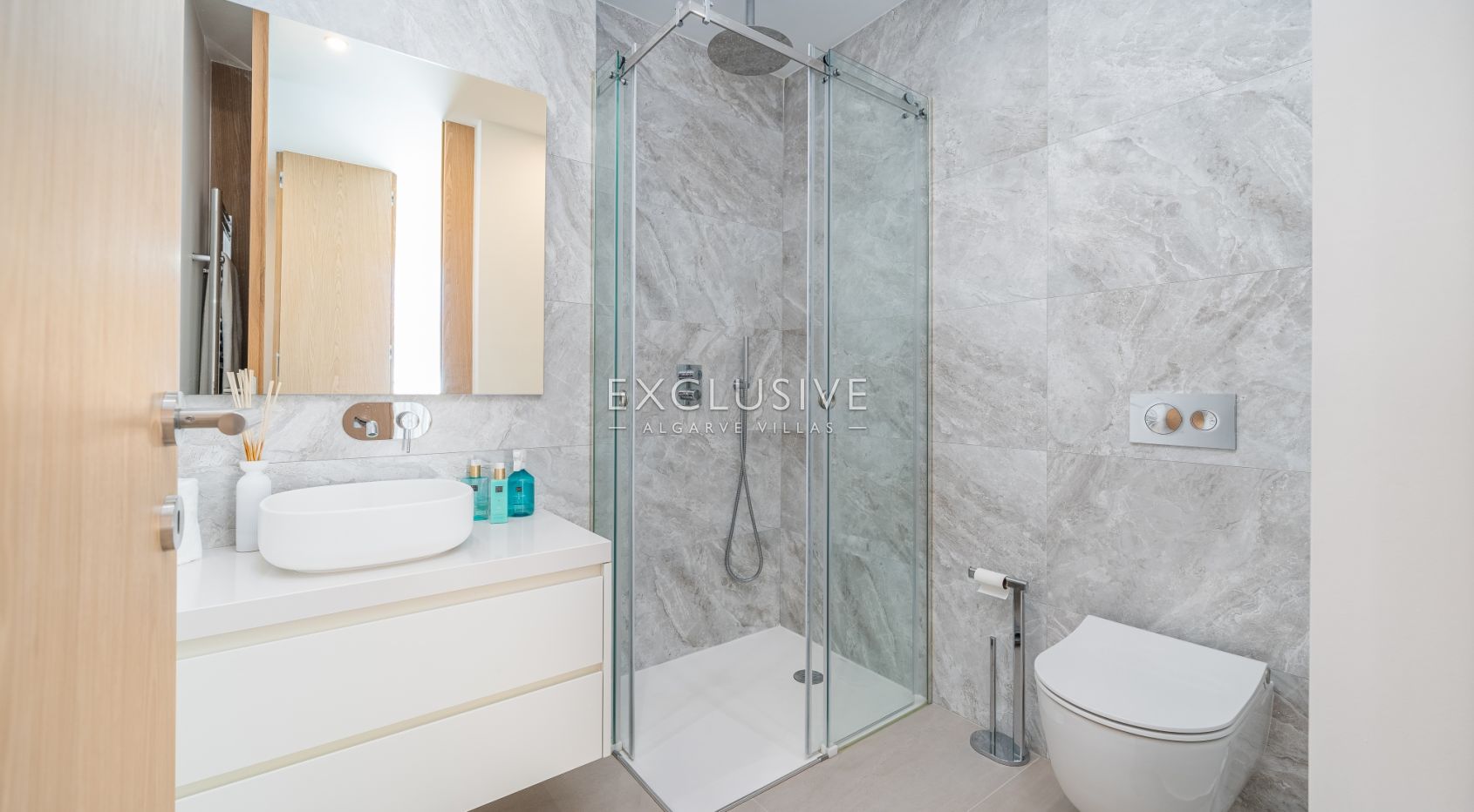 Bright Modern Apartment with Marina & Sea Views in Lagos
