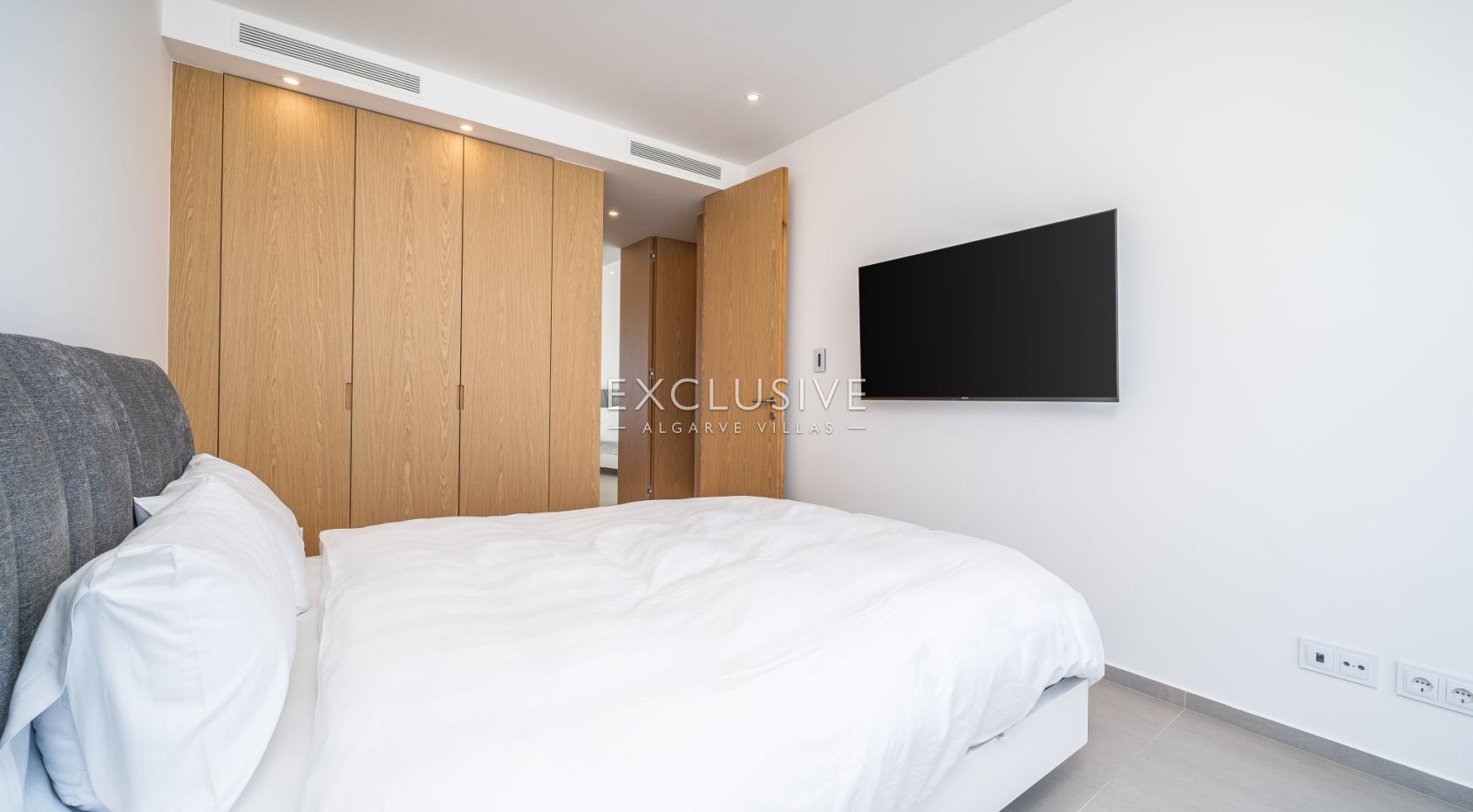 Bright Modern Apartment with Marina & Sea Views in Lagos