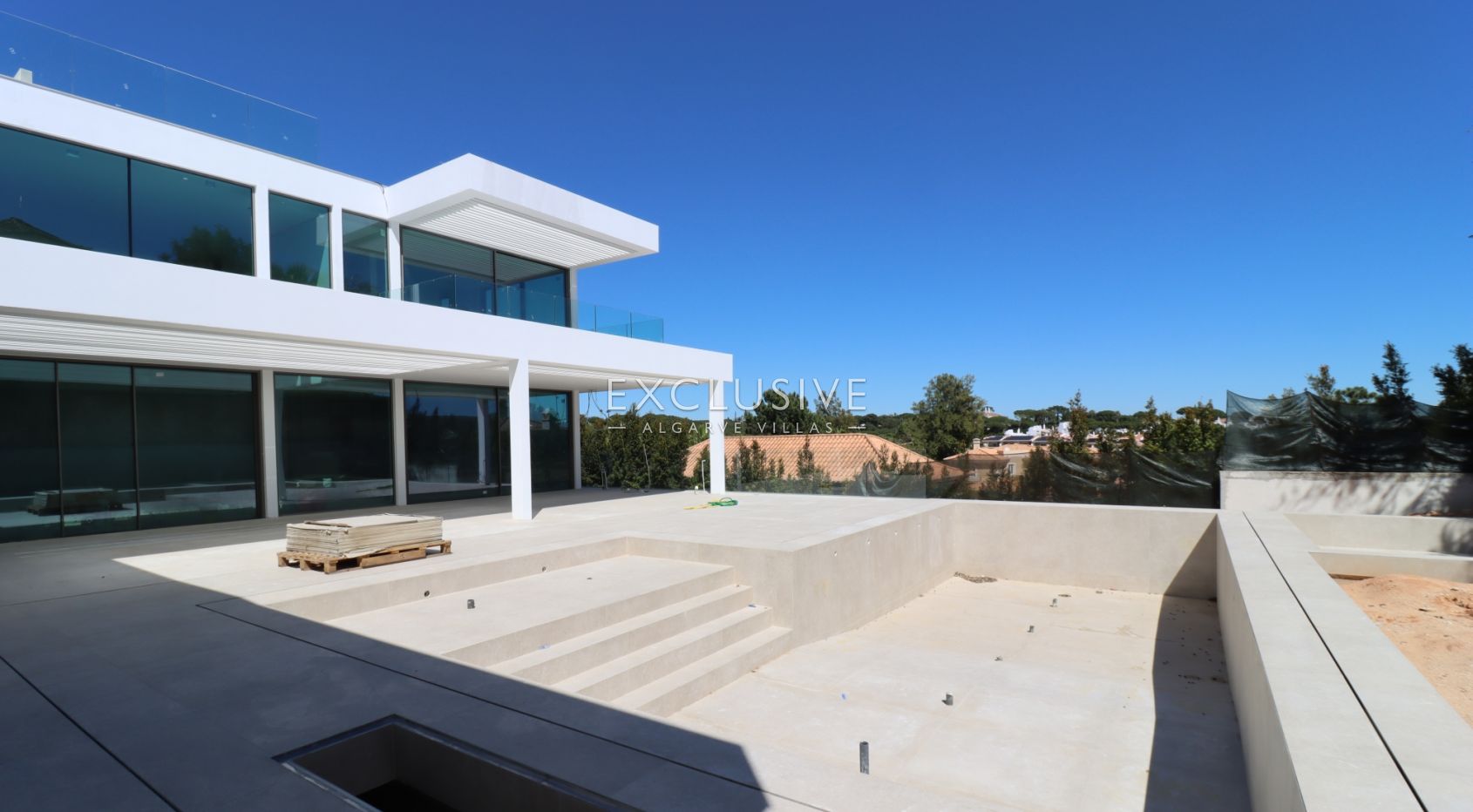 4+1 villa in Quinta do Lago, within walking distance to the beach, Algarve