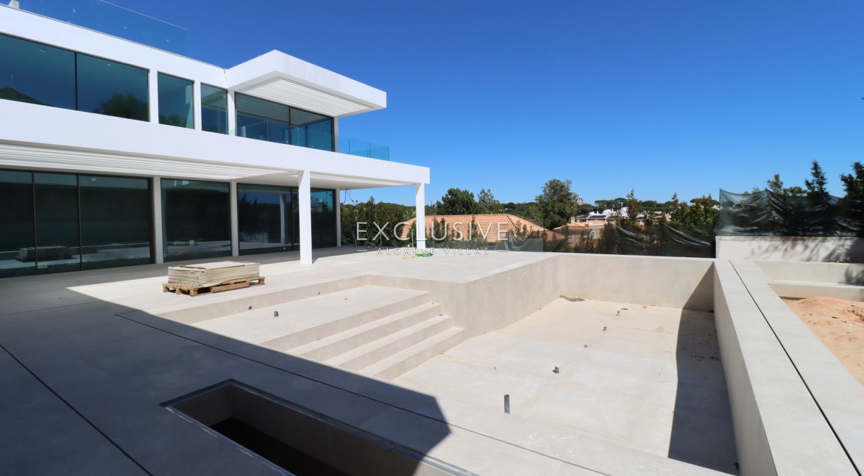 4+1 villa in Quinta do Lago, within walking distance to the beach, Algarve