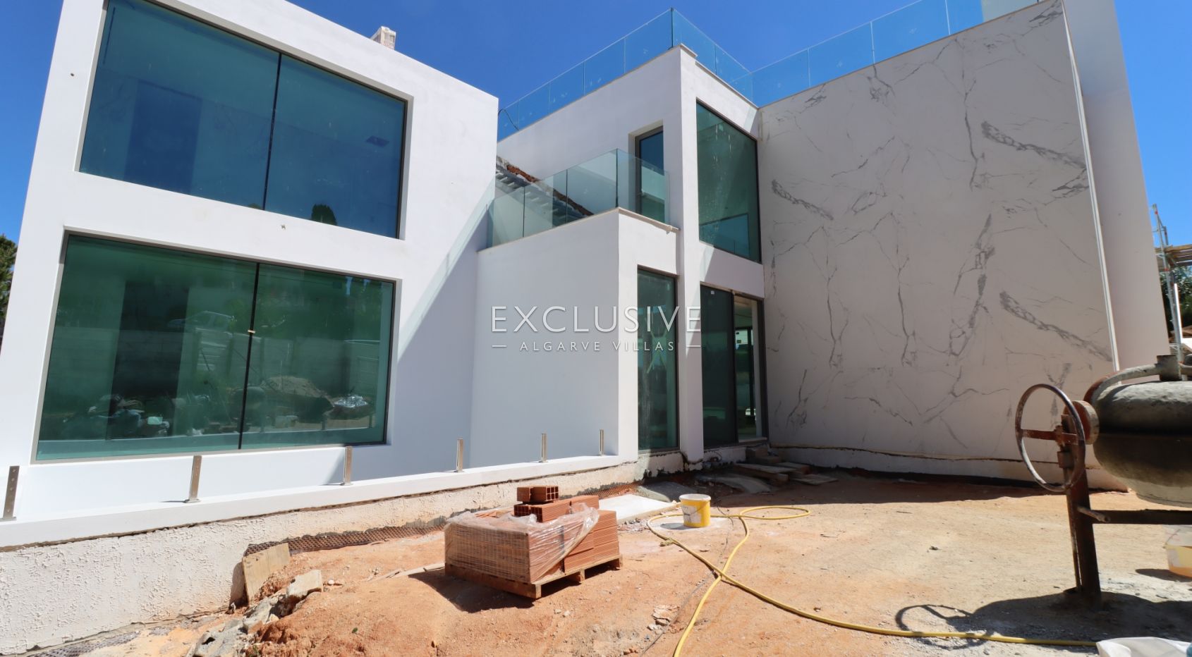 4+1 villa in Quinta do Lago, within walking distance to the beach, Algarve