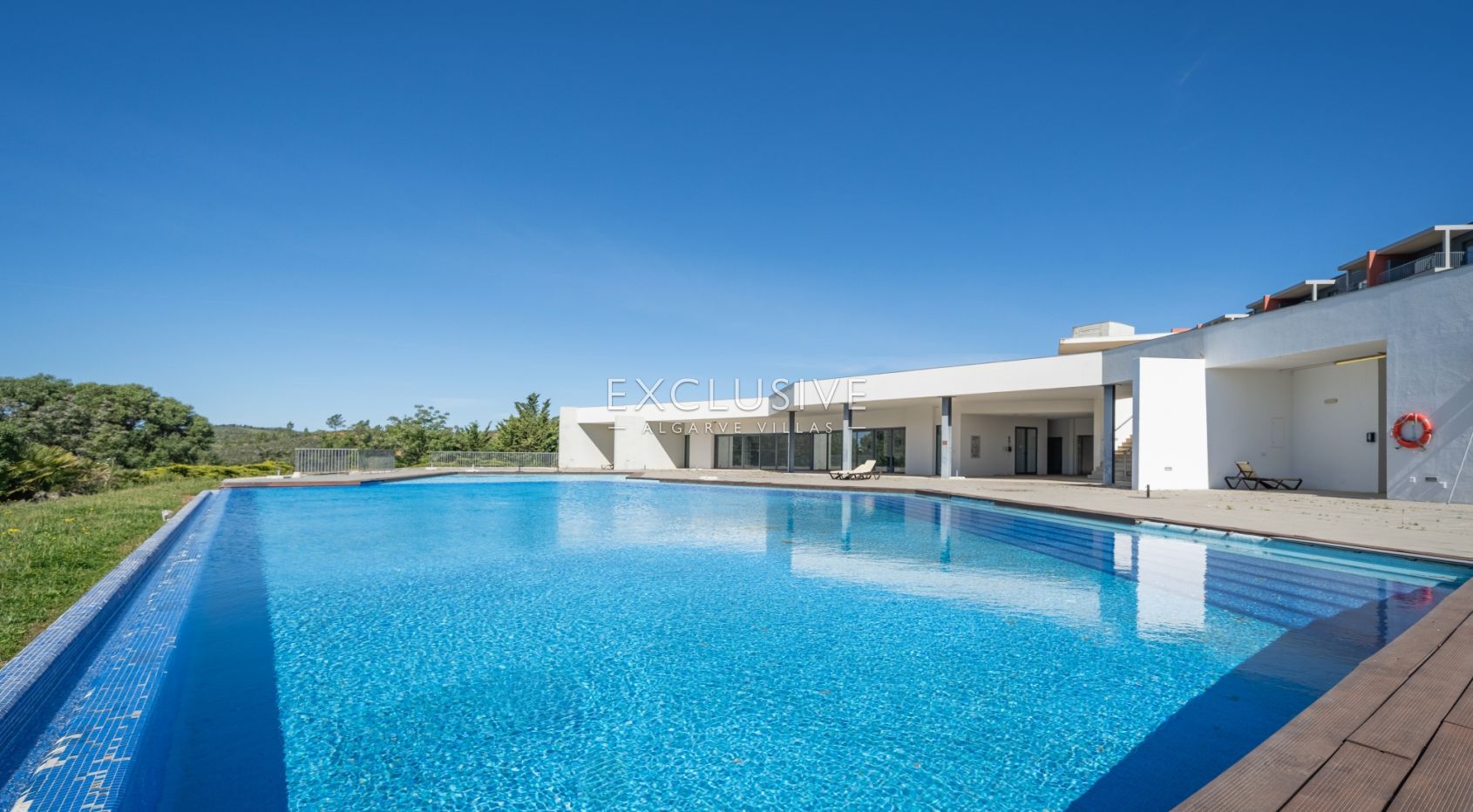 2 Bedroom Apartment with Parking and Pool in Portimão, Algarve