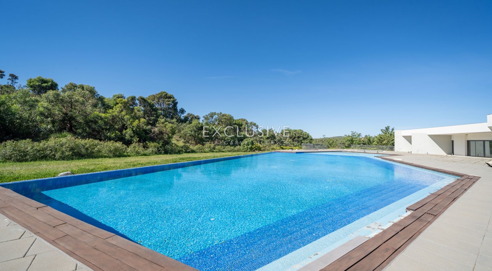 2 Bedroom Apartment with Parking and Pool in Portimão, Algarve