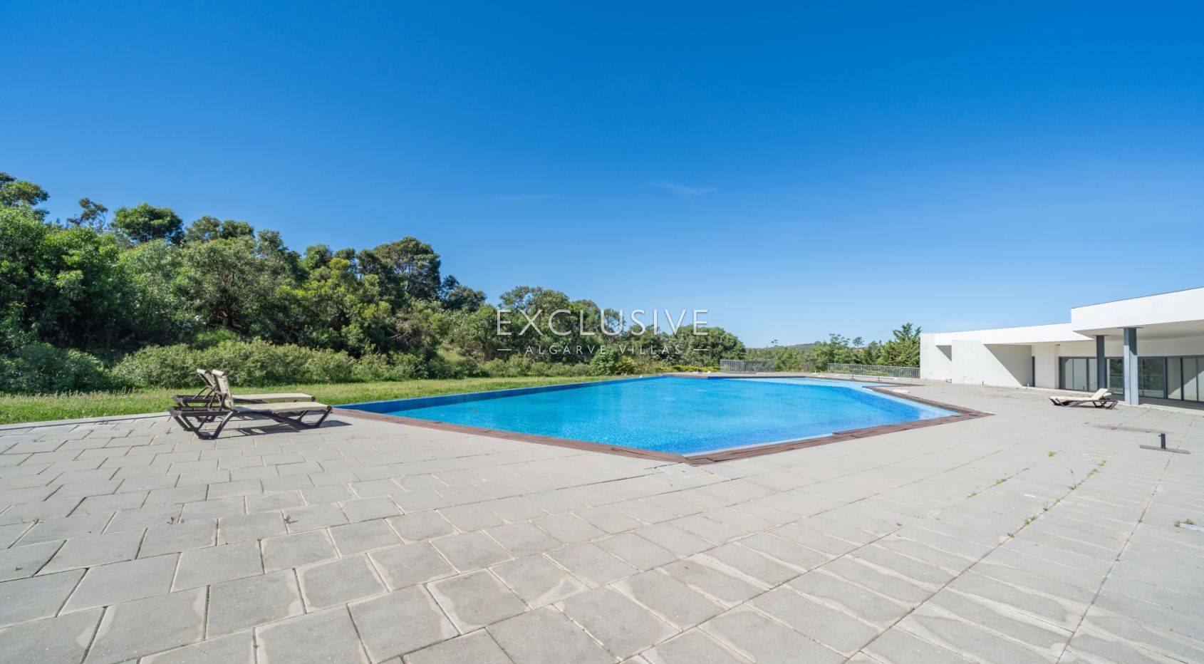 2 Bedroom Apartment with Parking and Pool in Portimão, Algarve