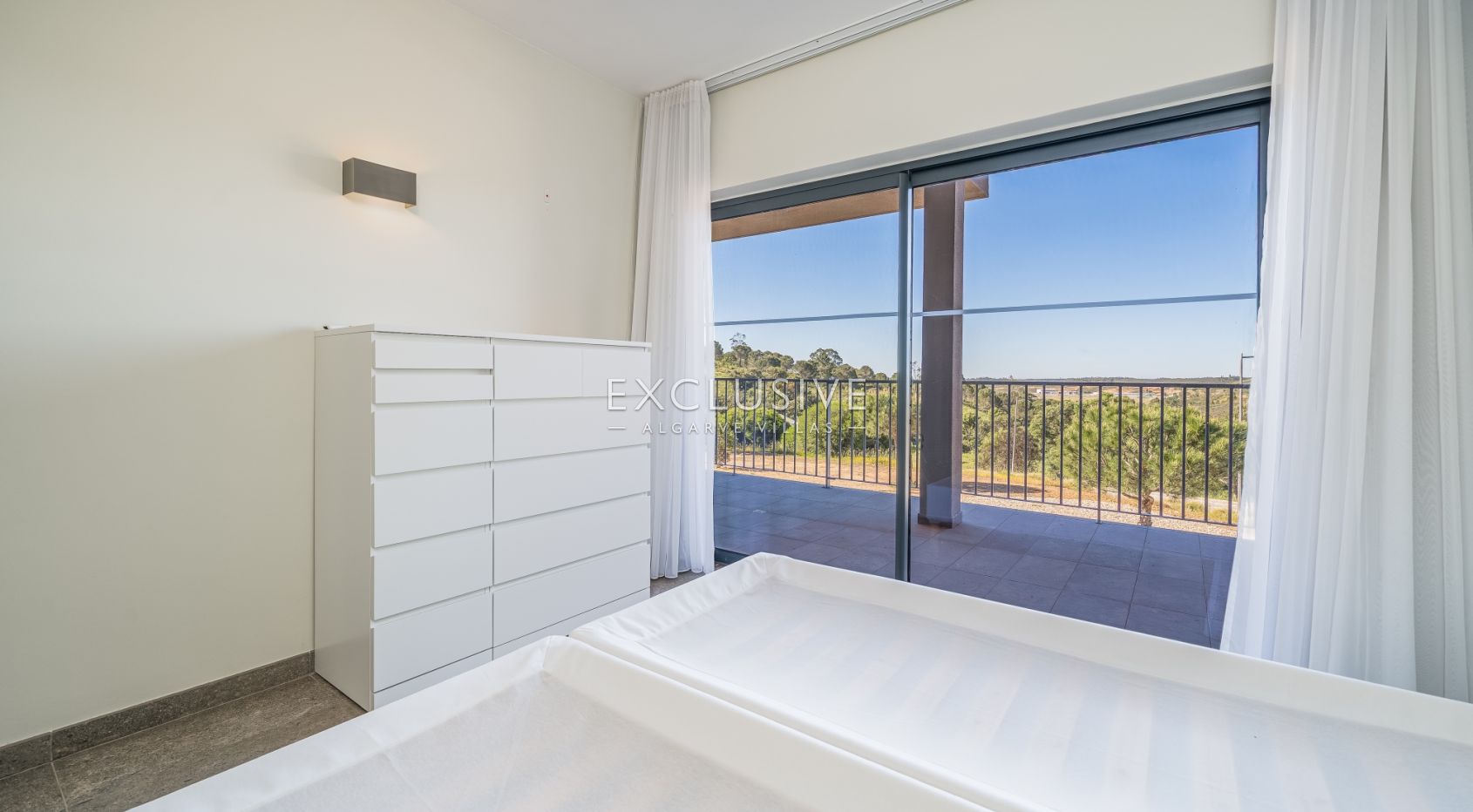 2 Bedroom Apartment with Parking and Pool in Portimão, Algarve