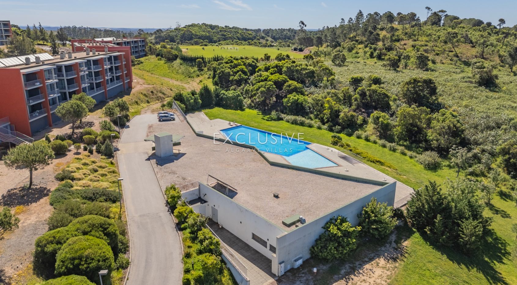2 Bedroom Apartment with Parking and Pool in Portimão, Algarve