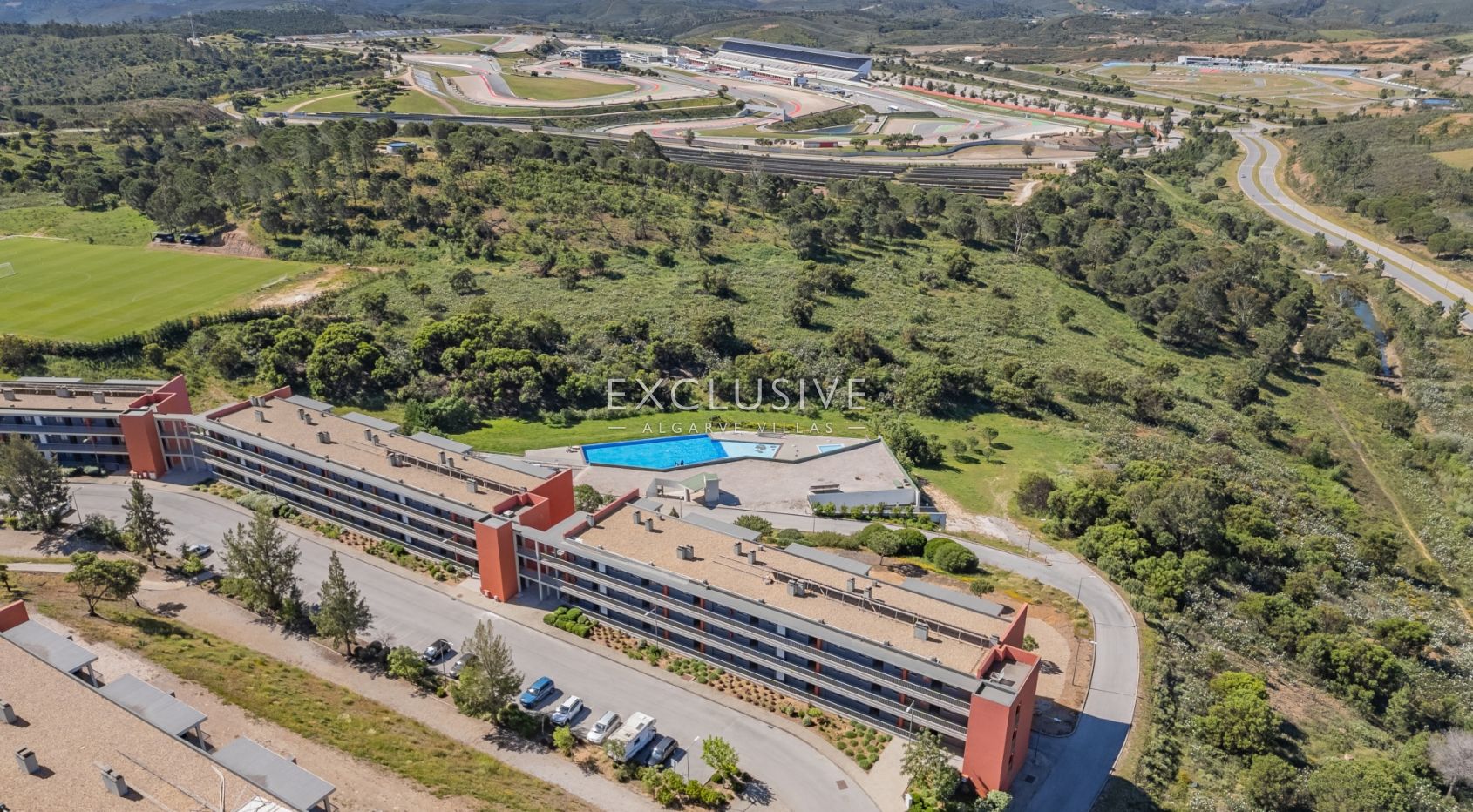 2 Bedroom Apartment with Parking and Pool in Portimão, Algarve