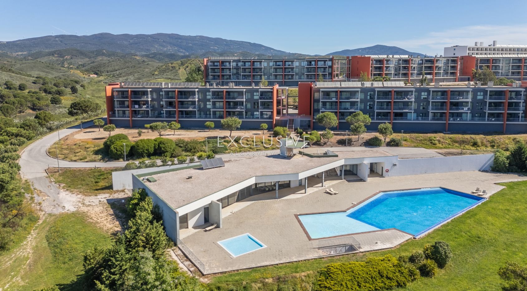 2 Bedroom Apartment with Parking and Pool in Portimão, Algarve