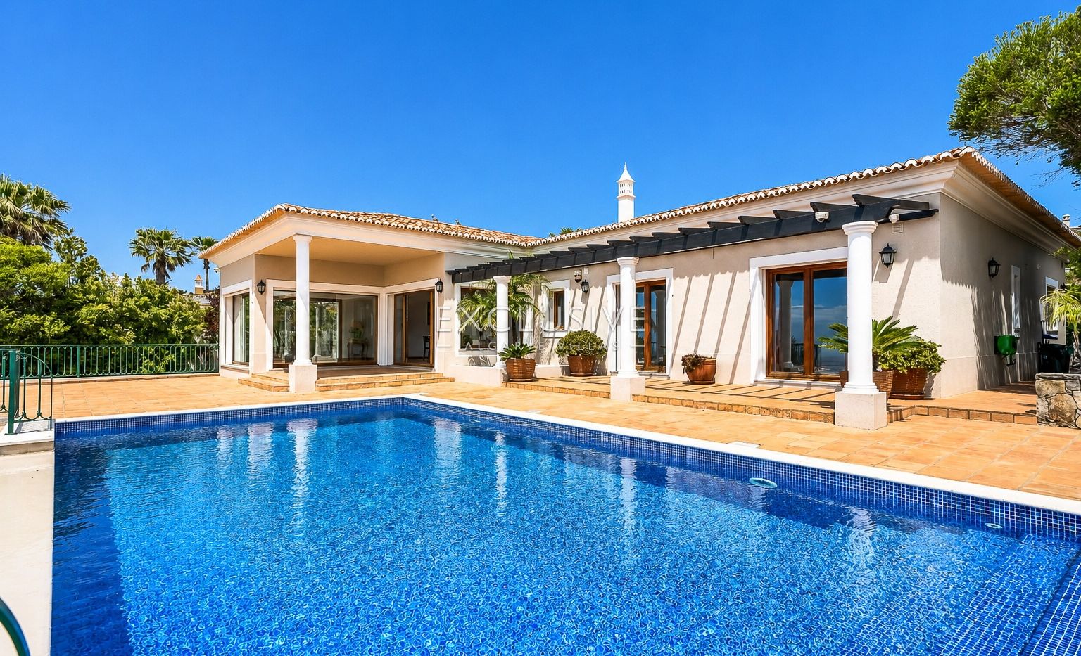 4 Bedroom Villa in Santa Bárbara de Nexe with Unobstructive Sea Views