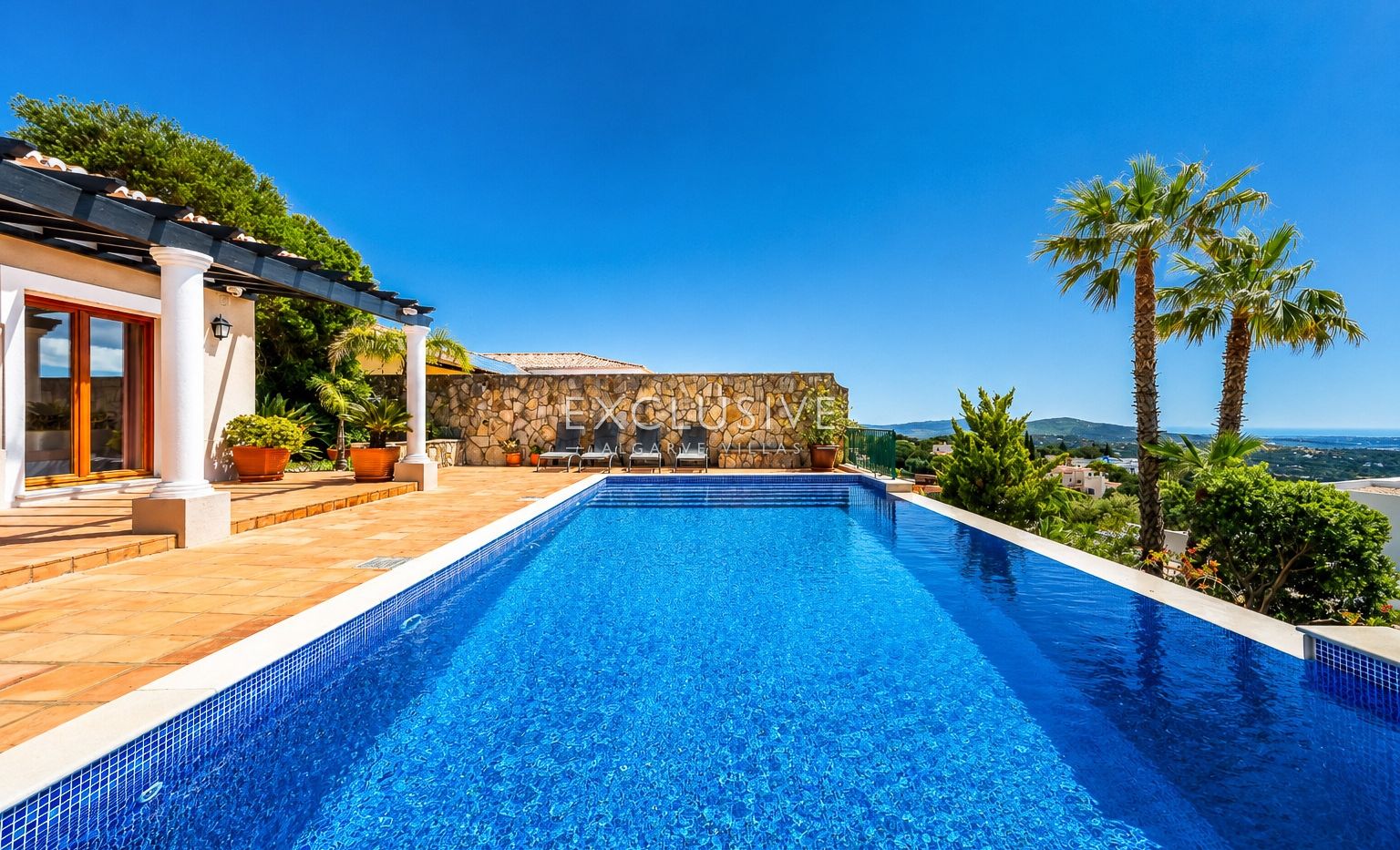 4 Bedroom Villa in Santa Bárbara de Nexe with Unobstructive Sea Views
