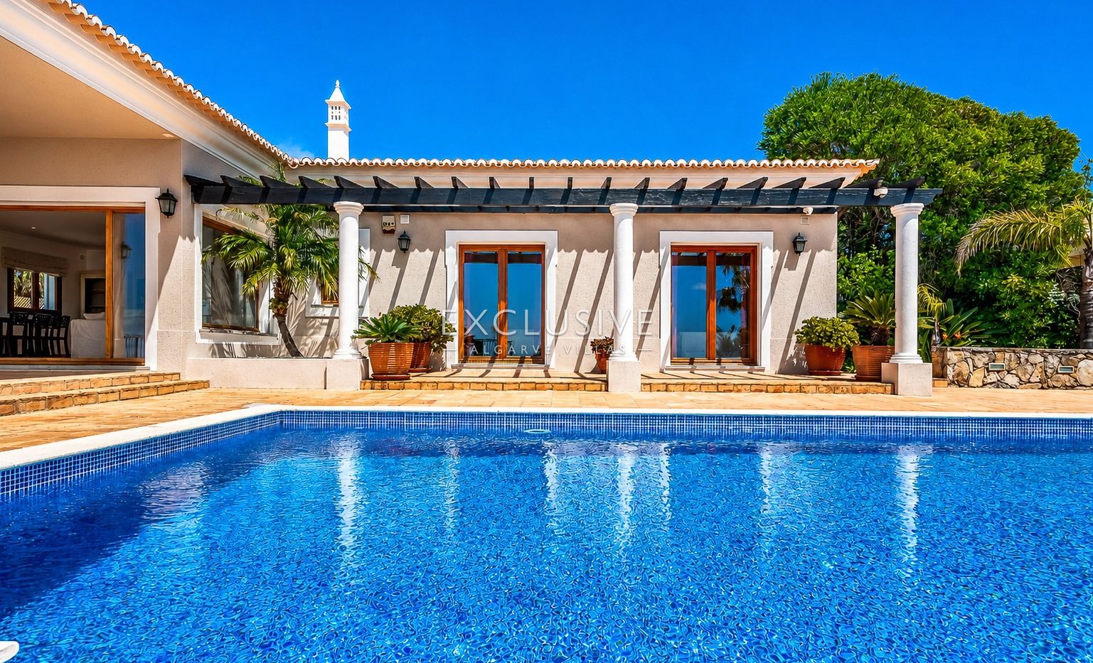 4 Bedroom Villa in Santa Bárbara de Nexe with Unobstructive Sea Views