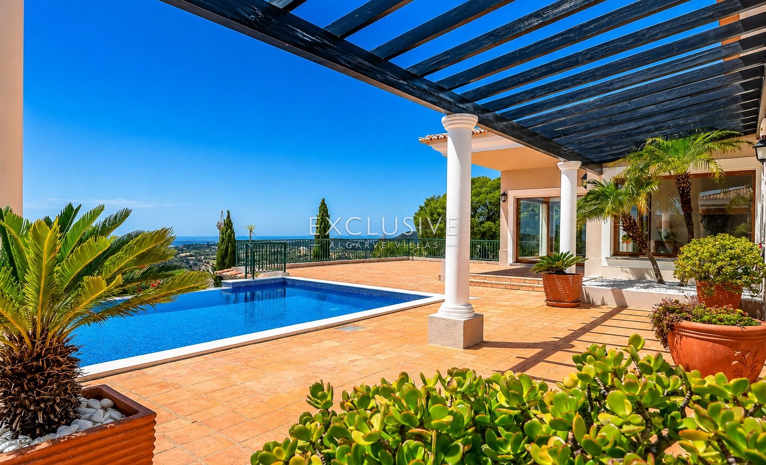 4 Bedroom Villa in Santa Bárbara de Nexe with Unobstructive Sea Views