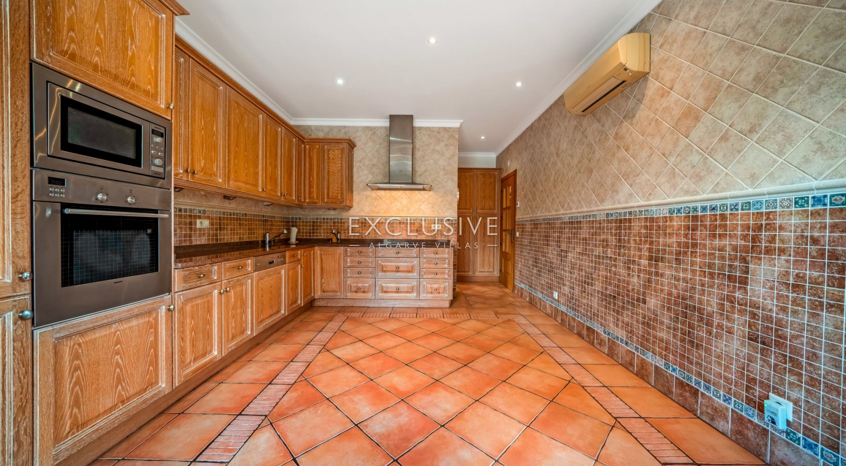 4 Bedroom Villa in Santa Bárbara de Nexe with Unobstructive Sea Views