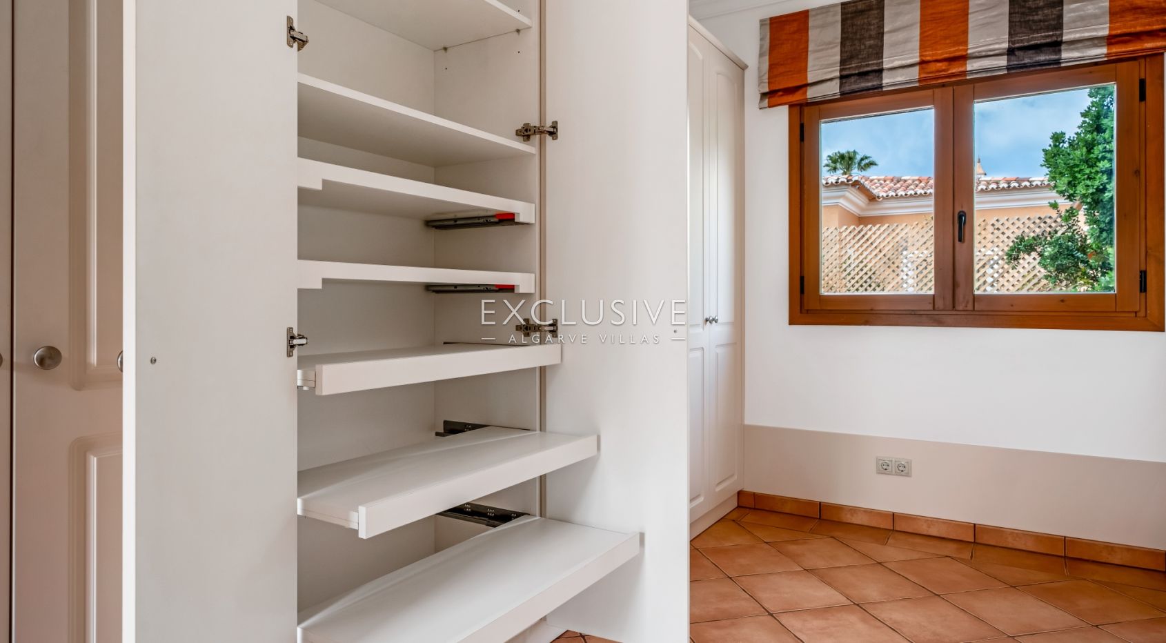 4 Bedroom Villa in Santa Bárbara de Nexe with Unobstructive Sea Views