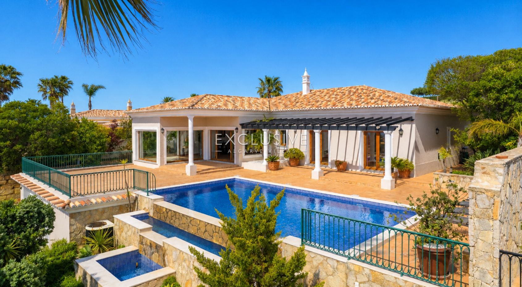 4 Bedroom Villa in Santa Bárbara de Nexe with Unobstructive Sea Views