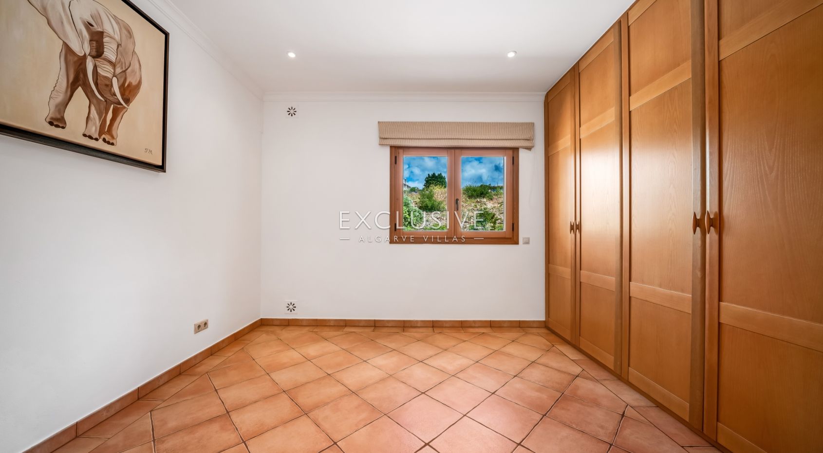 4 Bedroom Villa in Santa Bárbara de Nexe with Unobstructive Sea Views