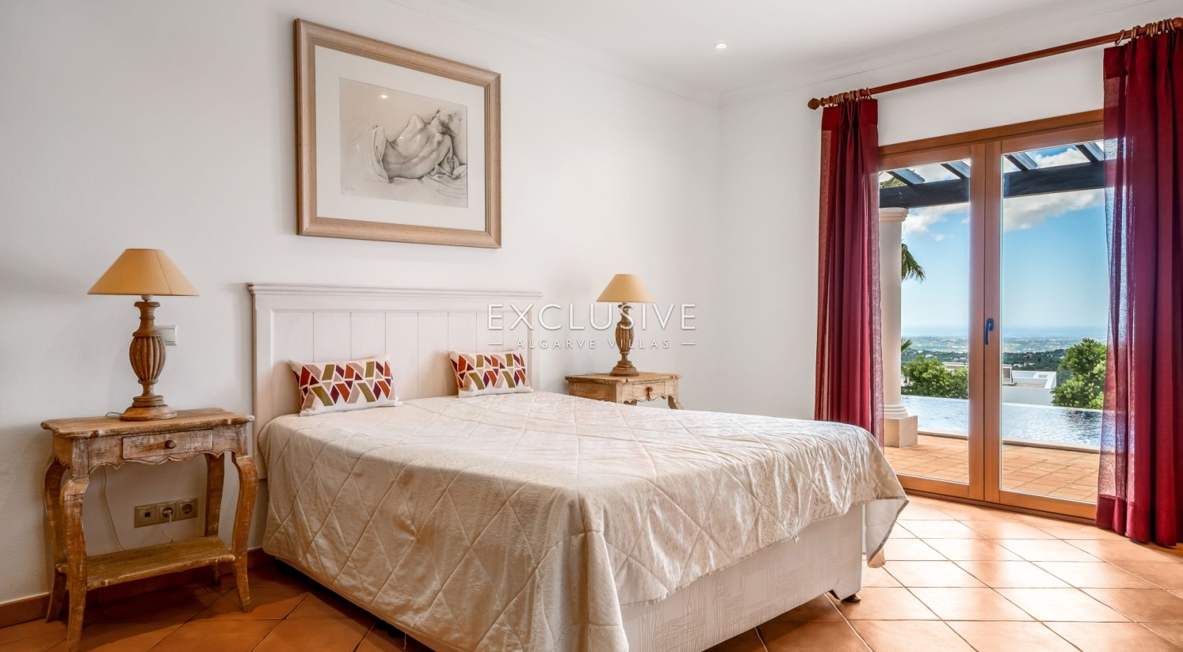 4 Bedroom Villa in Santa Bárbara de Nexe with Unobstructive Sea Views
