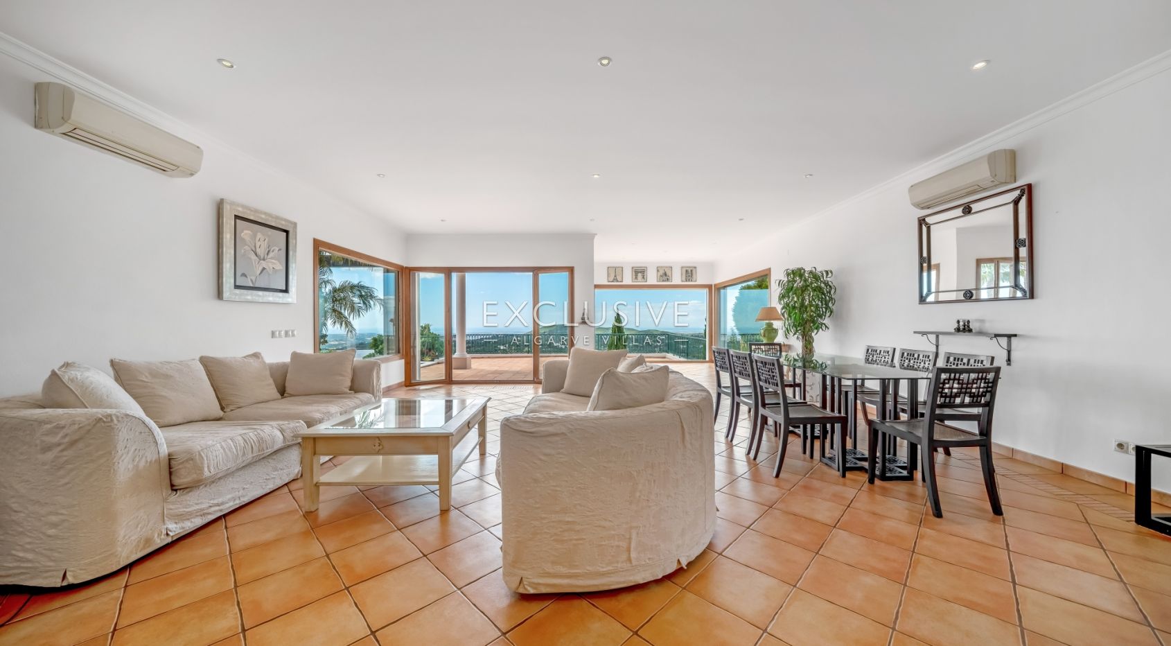 4 Bedroom Villa in Santa Bárbara de Nexe with Unobstructive Sea Views