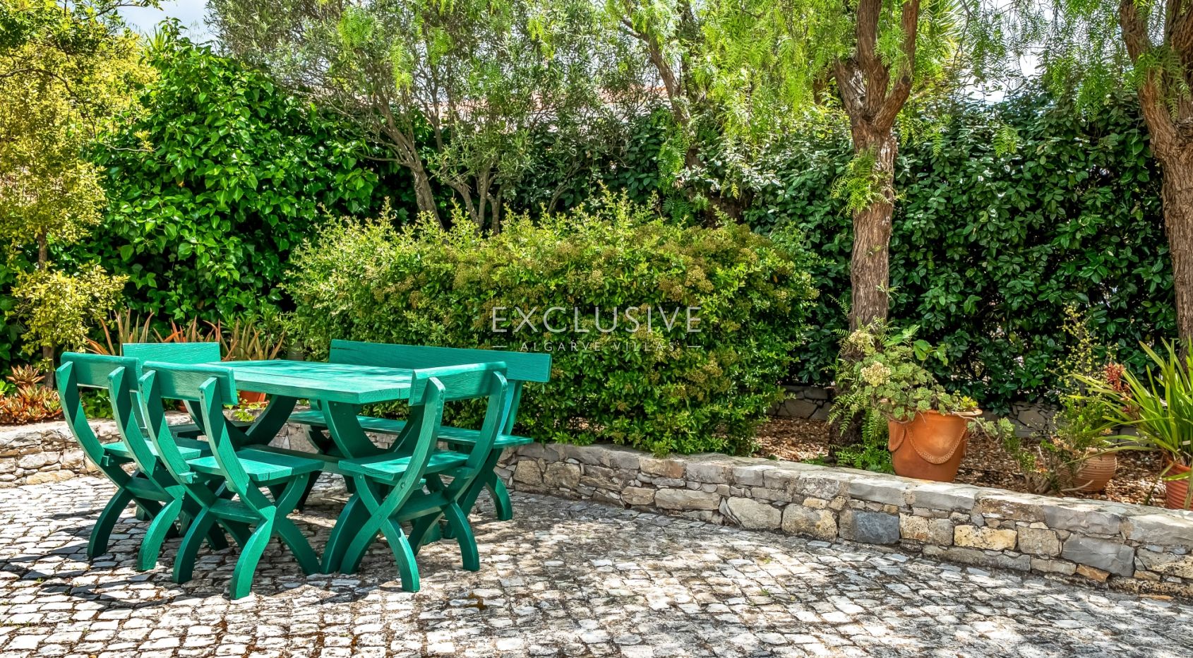 4 Bedroom Villa in Santa Bárbara de Nexe with Unobstructive Sea Views
