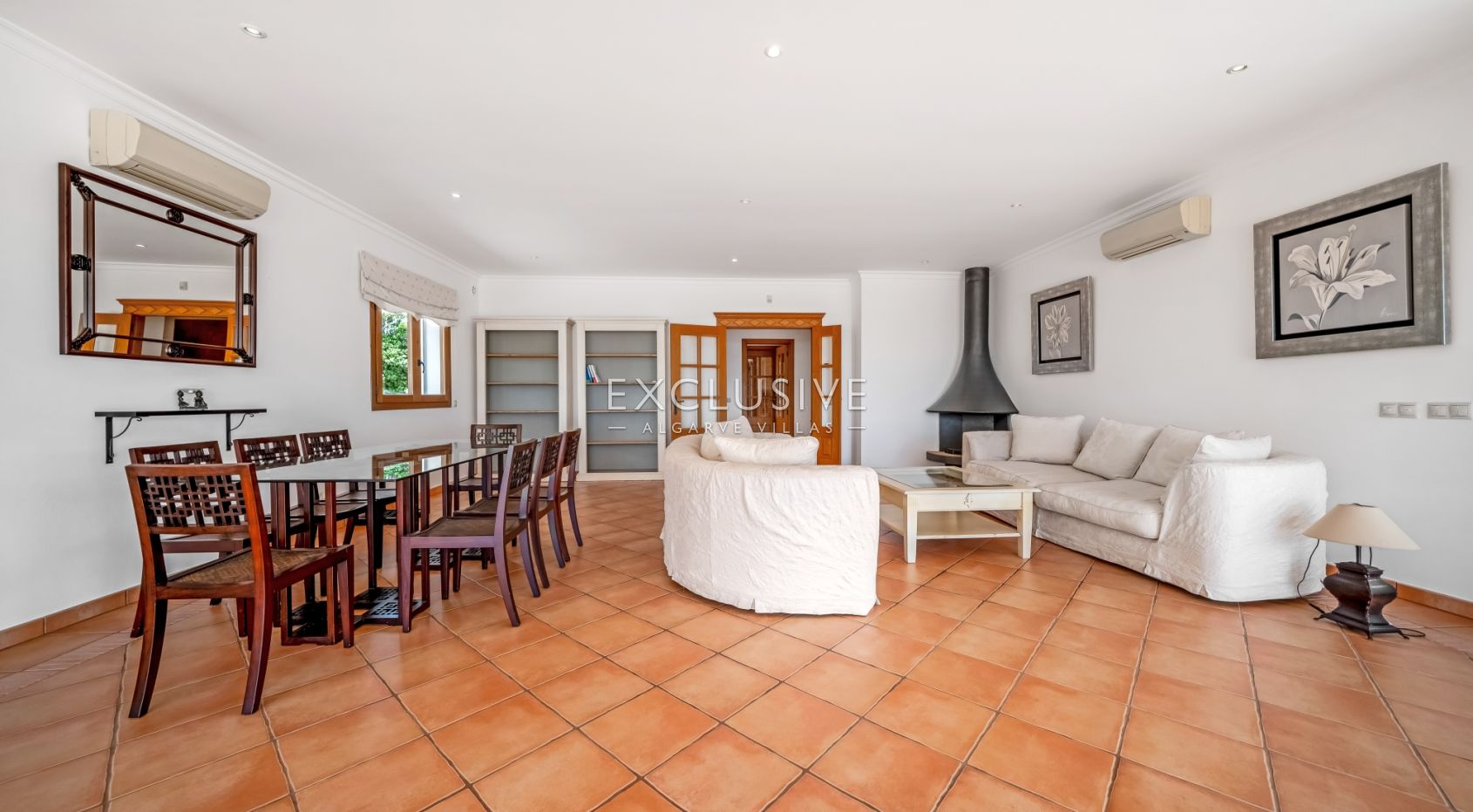 4 Bedroom Villa in Santa Bárbara de Nexe with Unobstructive Sea Views