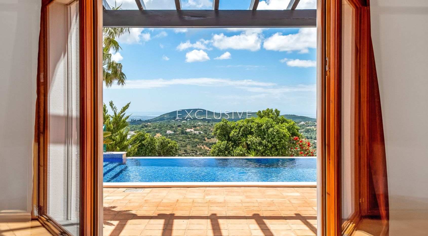 4 Bedroom Villa in Santa Bárbara de Nexe with Unobstructive Sea Views