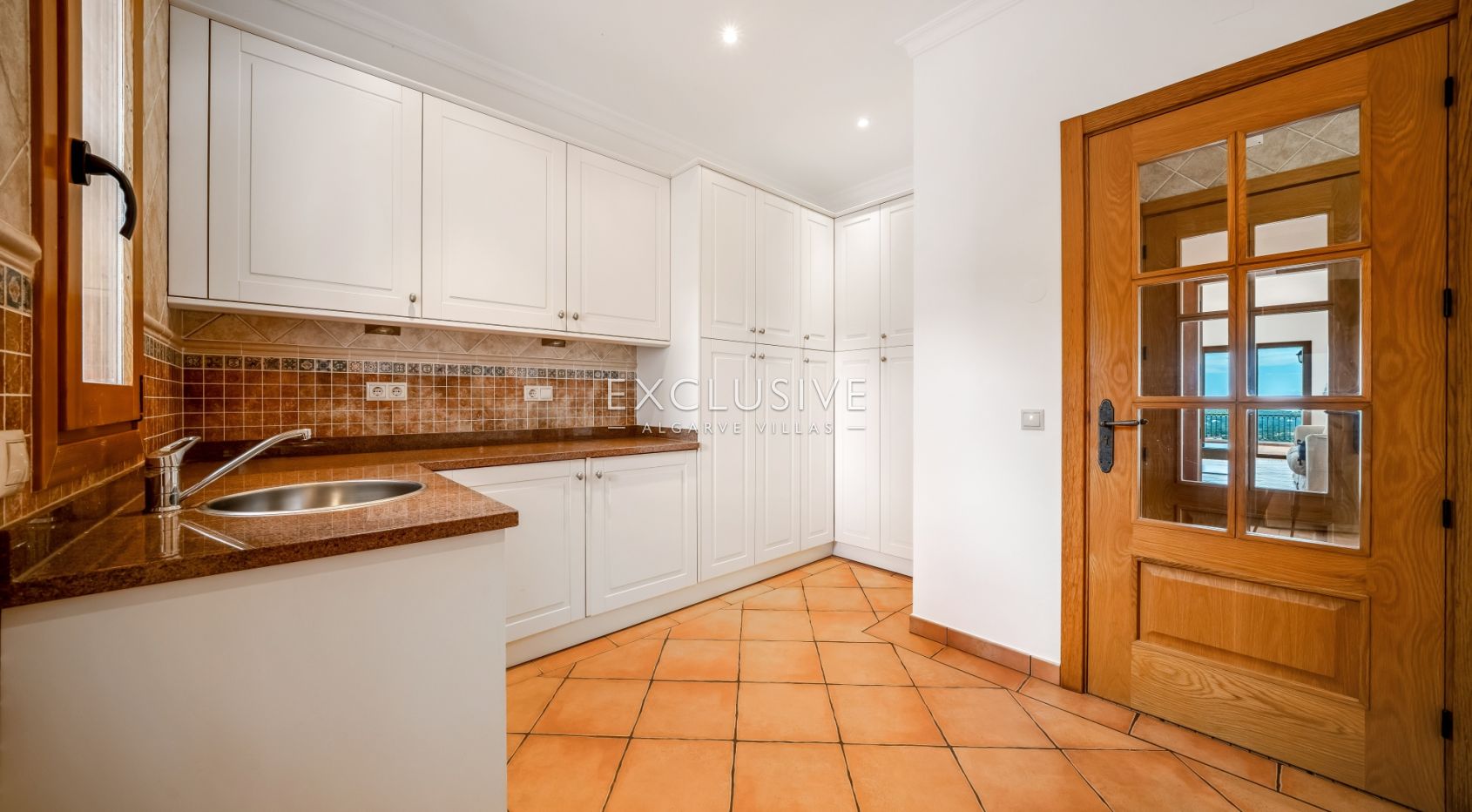 4 Bedroom Villa in Santa Bárbara de Nexe with Unobstructive Sea Views