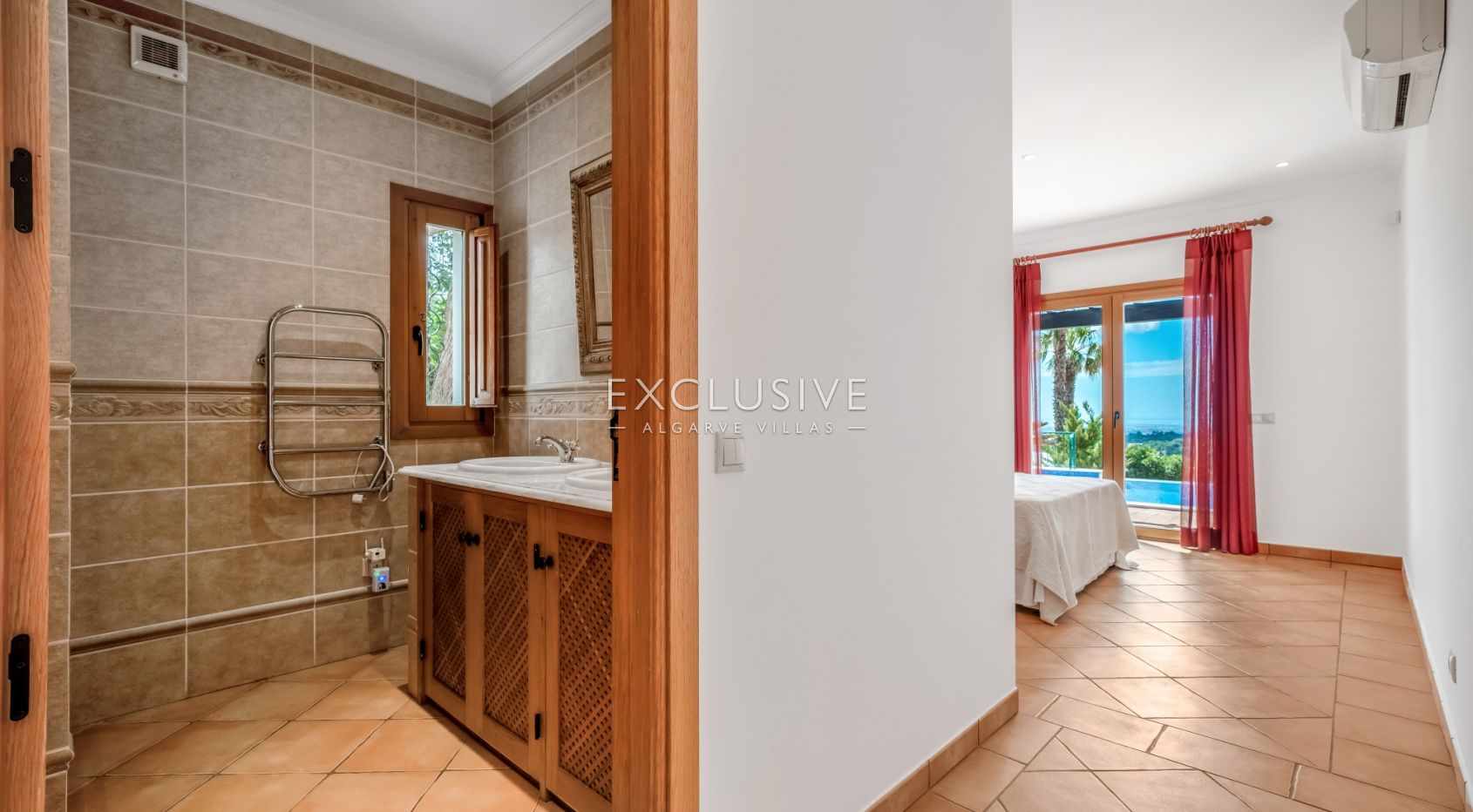 4 Bedroom Villa in Santa Bárbara de Nexe with Unobstructive Sea Views