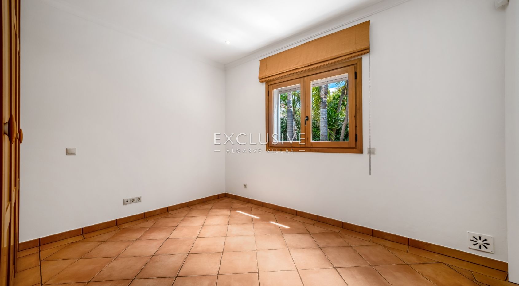 4 Bedroom Villa in Santa Bárbara de Nexe with Unobstructive Sea Views