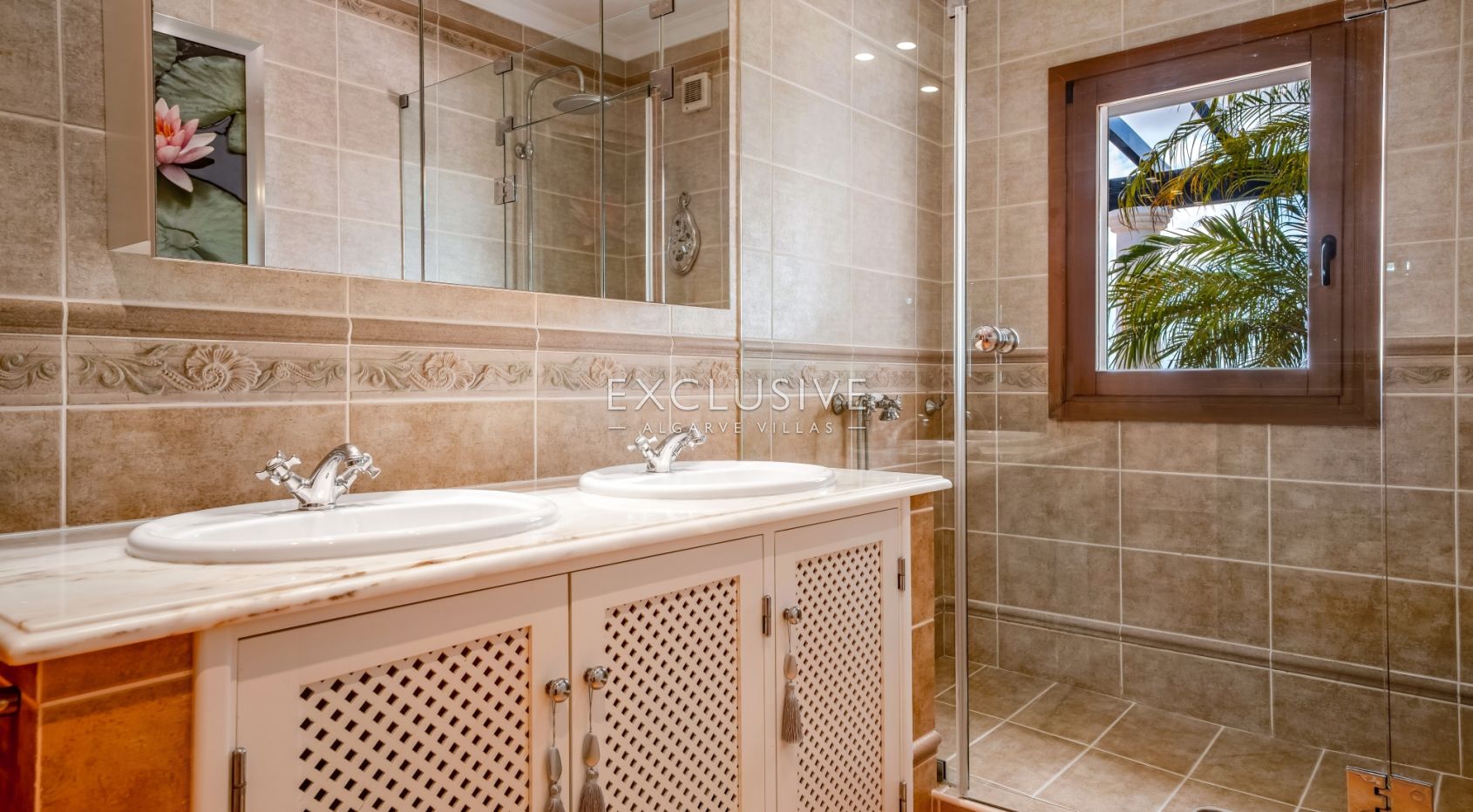 4 Bedroom Villa in Santa Bárbara de Nexe with Unobstructive Sea Views