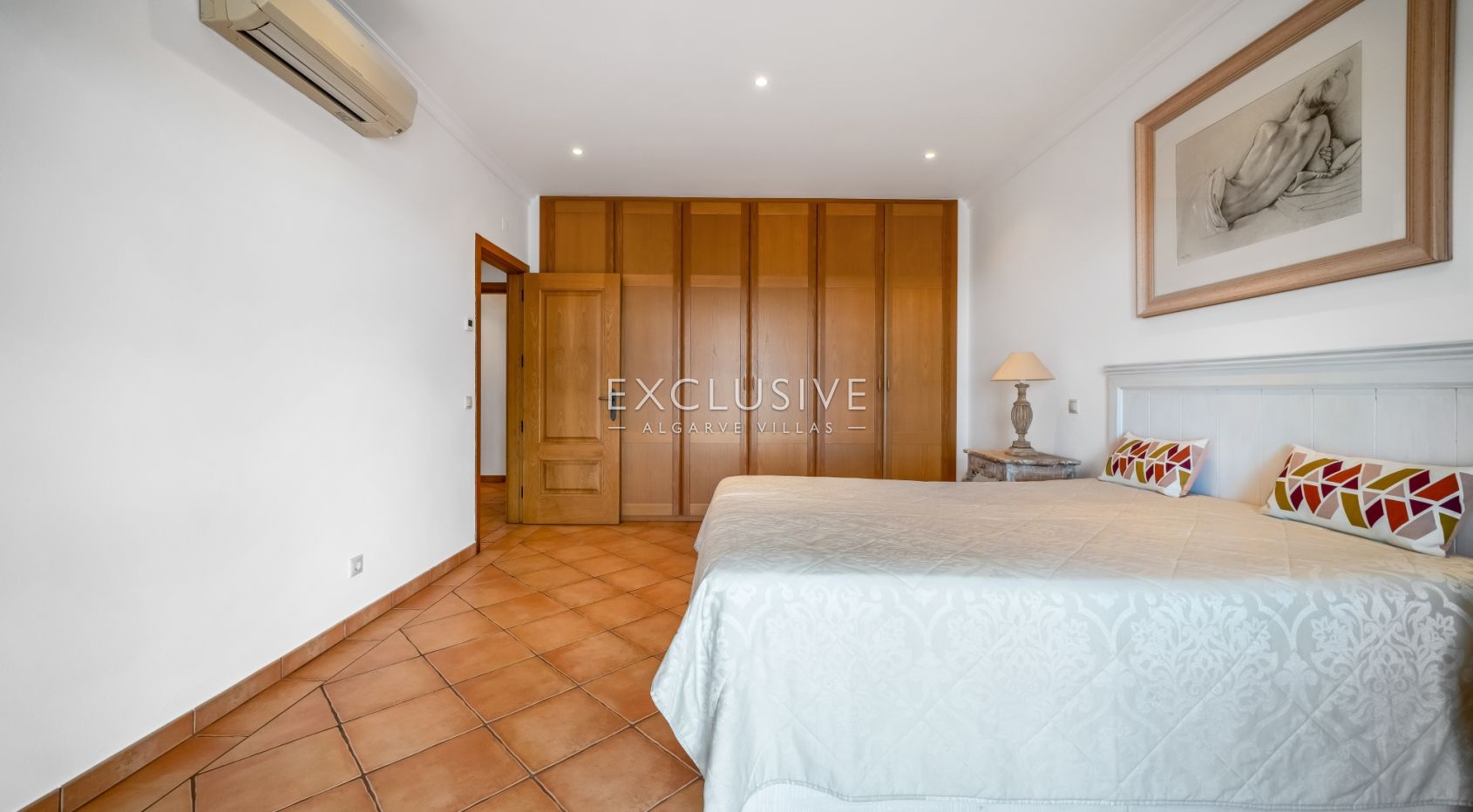 4 Bedroom Villa in Santa Bárbara de Nexe with Unobstructive Sea Views
