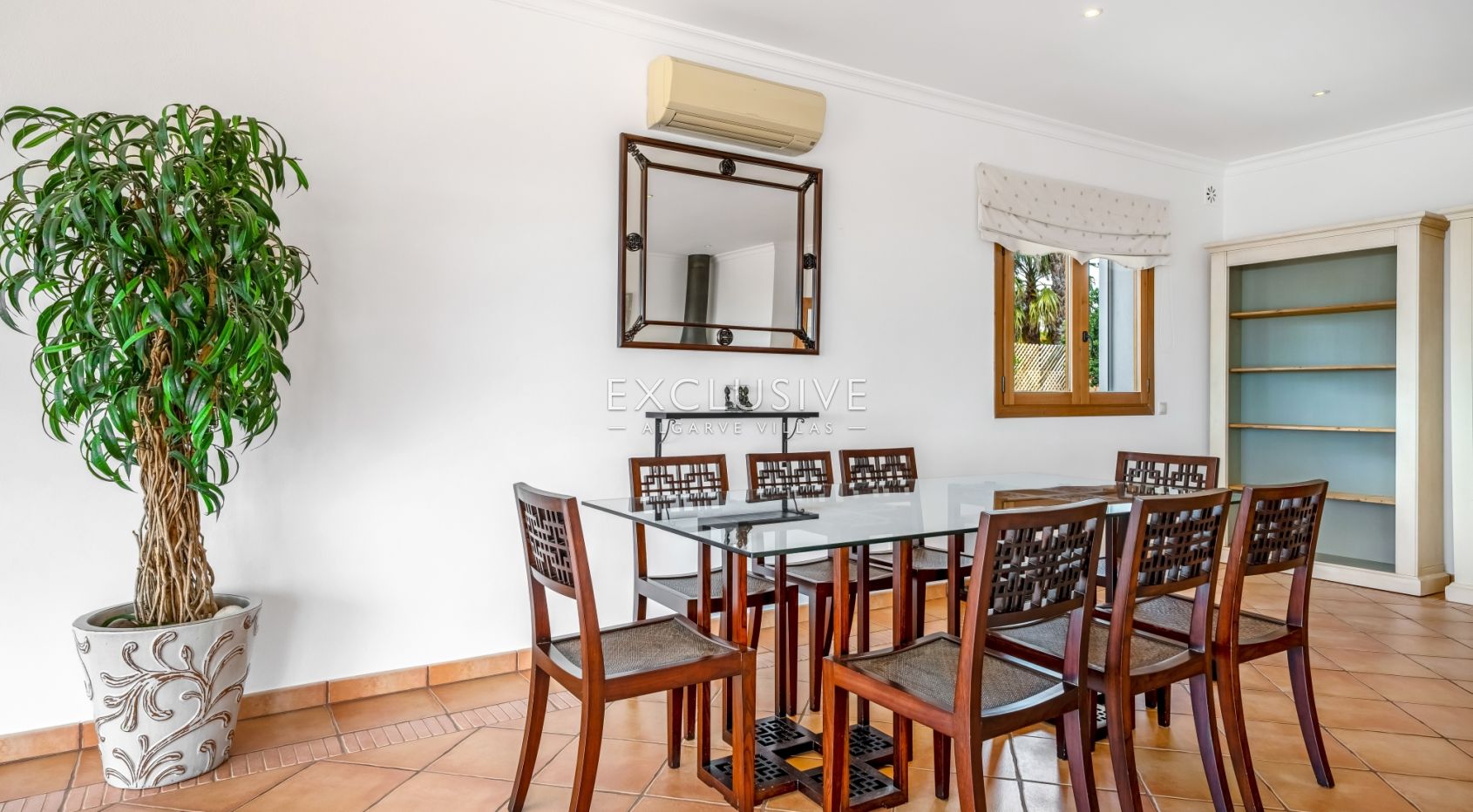 4 Bedroom Villa in Santa Bárbara de Nexe with Unobstructive Sea Views