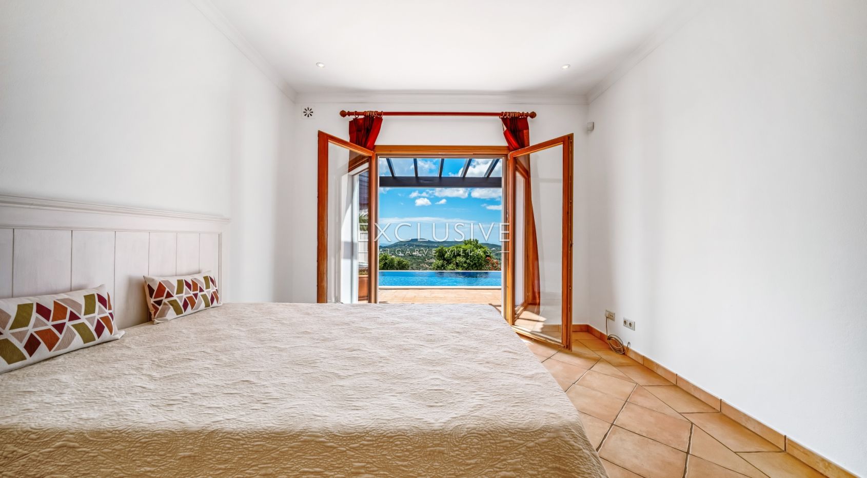4 Bedroom Villa in Santa Bárbara de Nexe with Unobstructive Sea Views