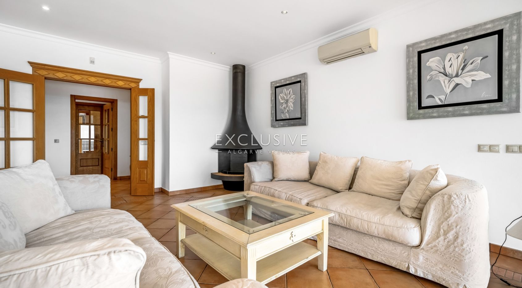4 Bedroom Villa in Santa Bárbara de Nexe with Unobstructive Sea Views