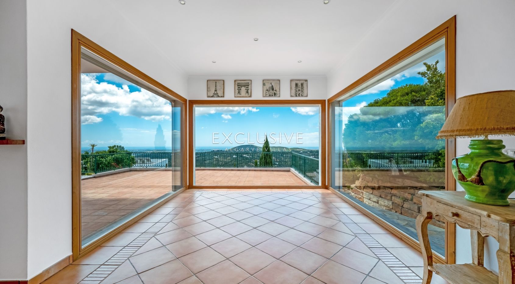 4 Bedroom Villa in Santa Bárbara de Nexe with Unobstructive Sea Views