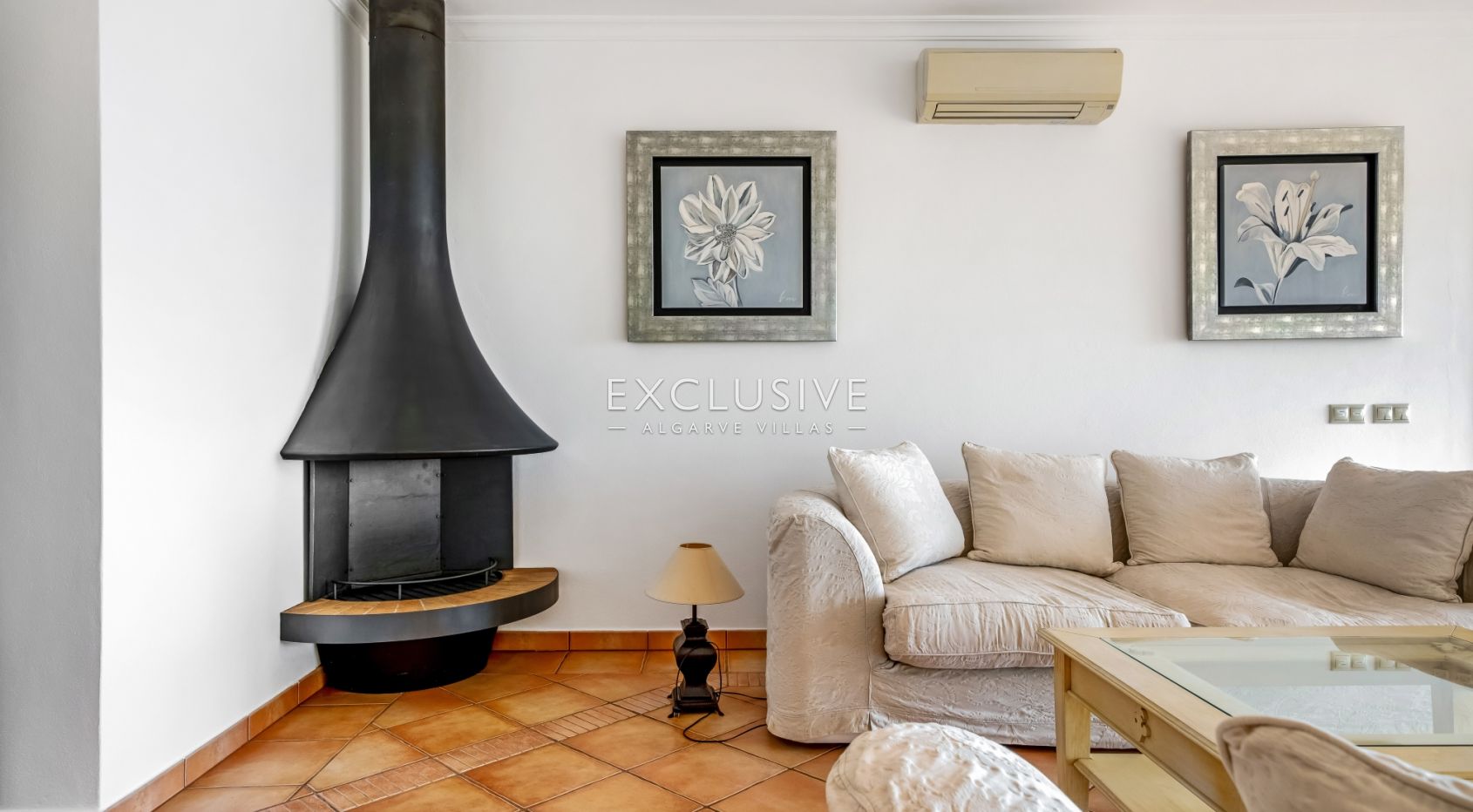 4 Bedroom Villa in Santa Bárbara de Nexe with Unobstructive Sea Views