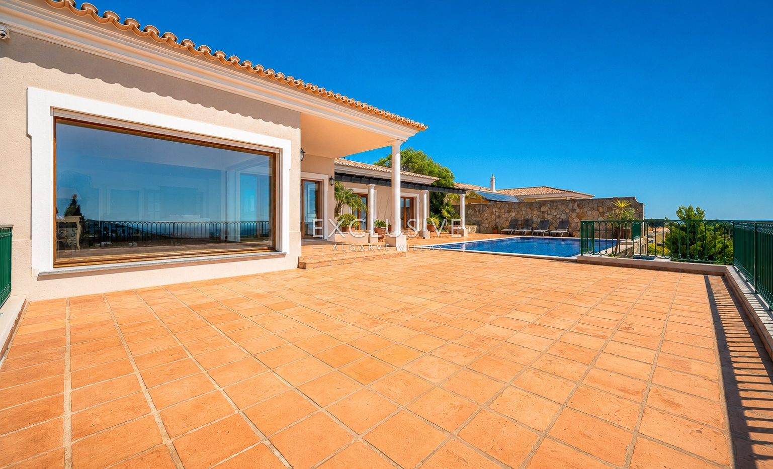 4 Bedroom Villa in Santa Bárbara de Nexe with Unobstructive Sea Views