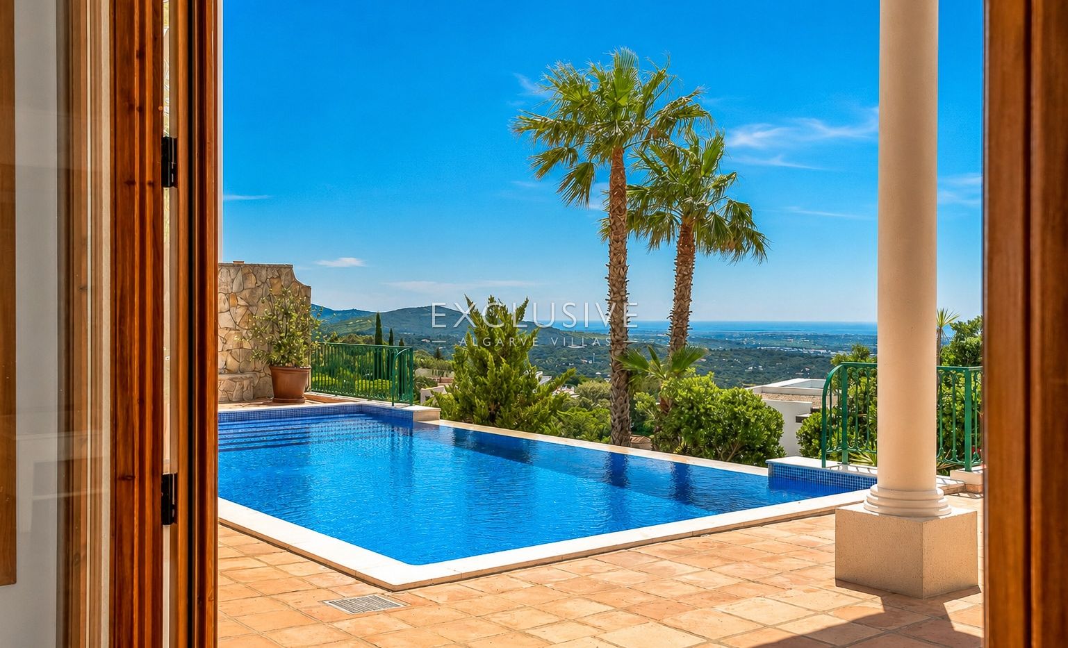 4 Bedroom Villa in Santa Bárbara de Nexe with Unobstructive Sea Views