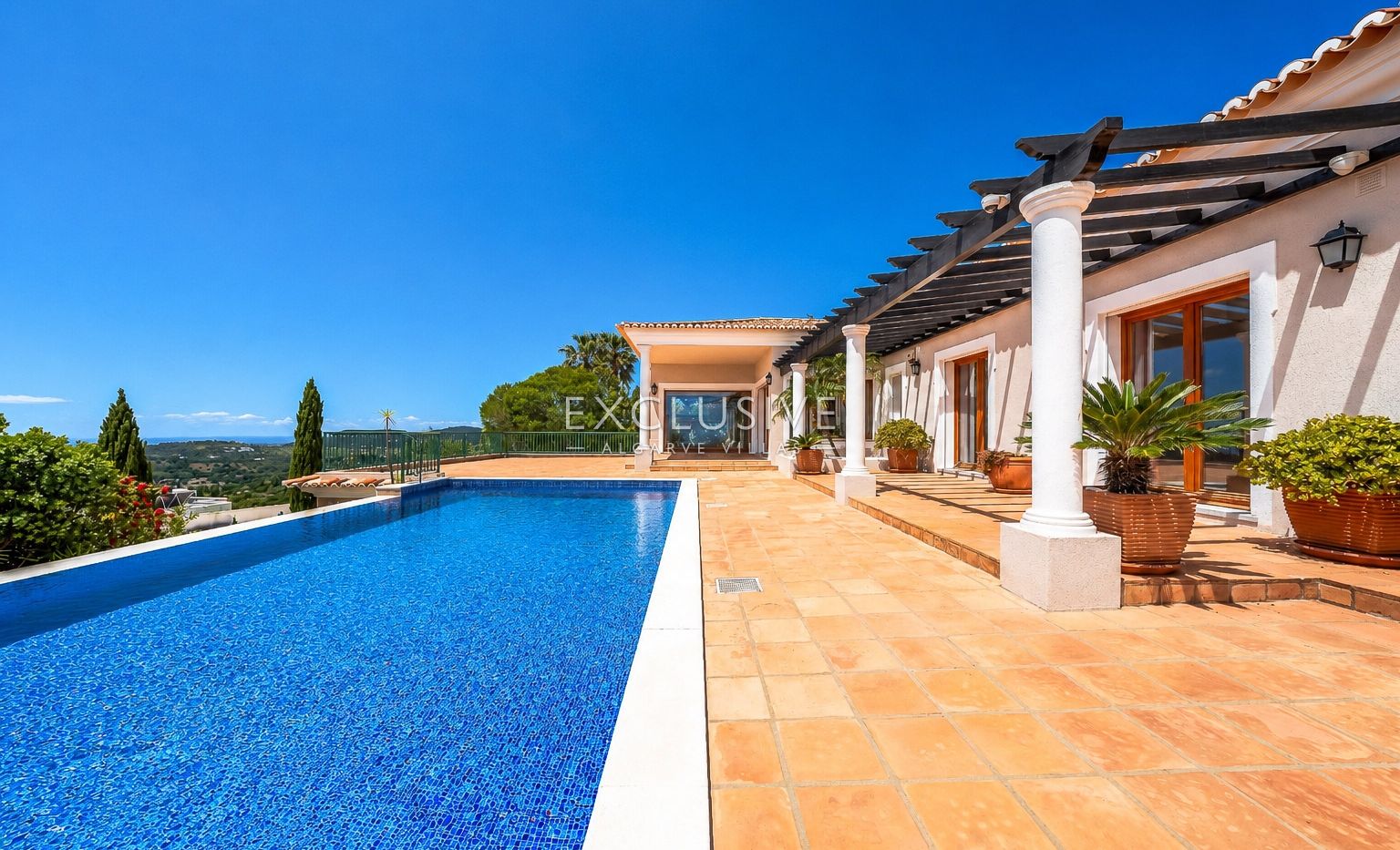 4 Bedroom Villa in Santa Bárbara de Nexe with Unobstructive Sea Views