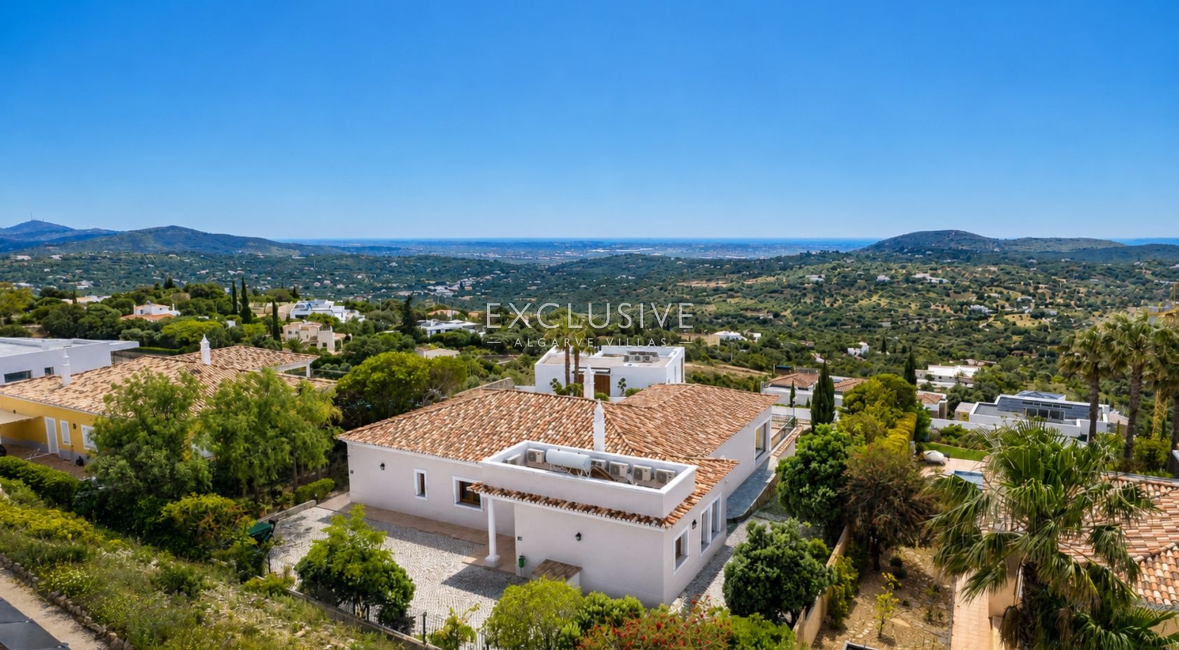 4 Bedroom Villa in Santa Bárbara de Nexe with Unobstructive Sea Views