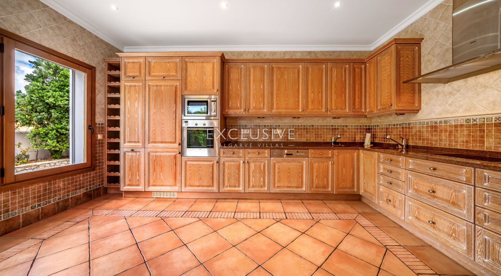 4 Bedroom Villa in Santa Bárbara de Nexe with Unobstructive Sea Views
