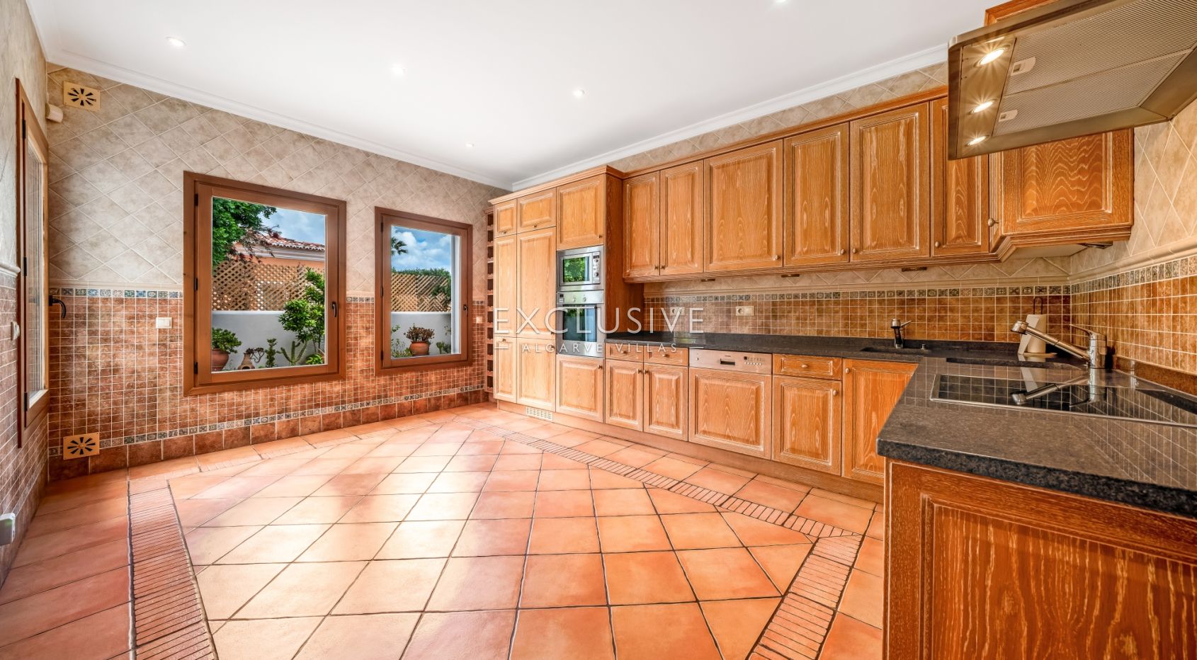 4 Bedroom Villa in Santa Bárbara de Nexe with Unobstructive Sea Views