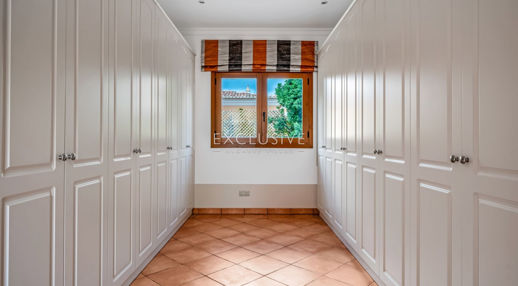 4 Bedroom Villa in Santa Bárbara de Nexe with Unobstructive Sea Views