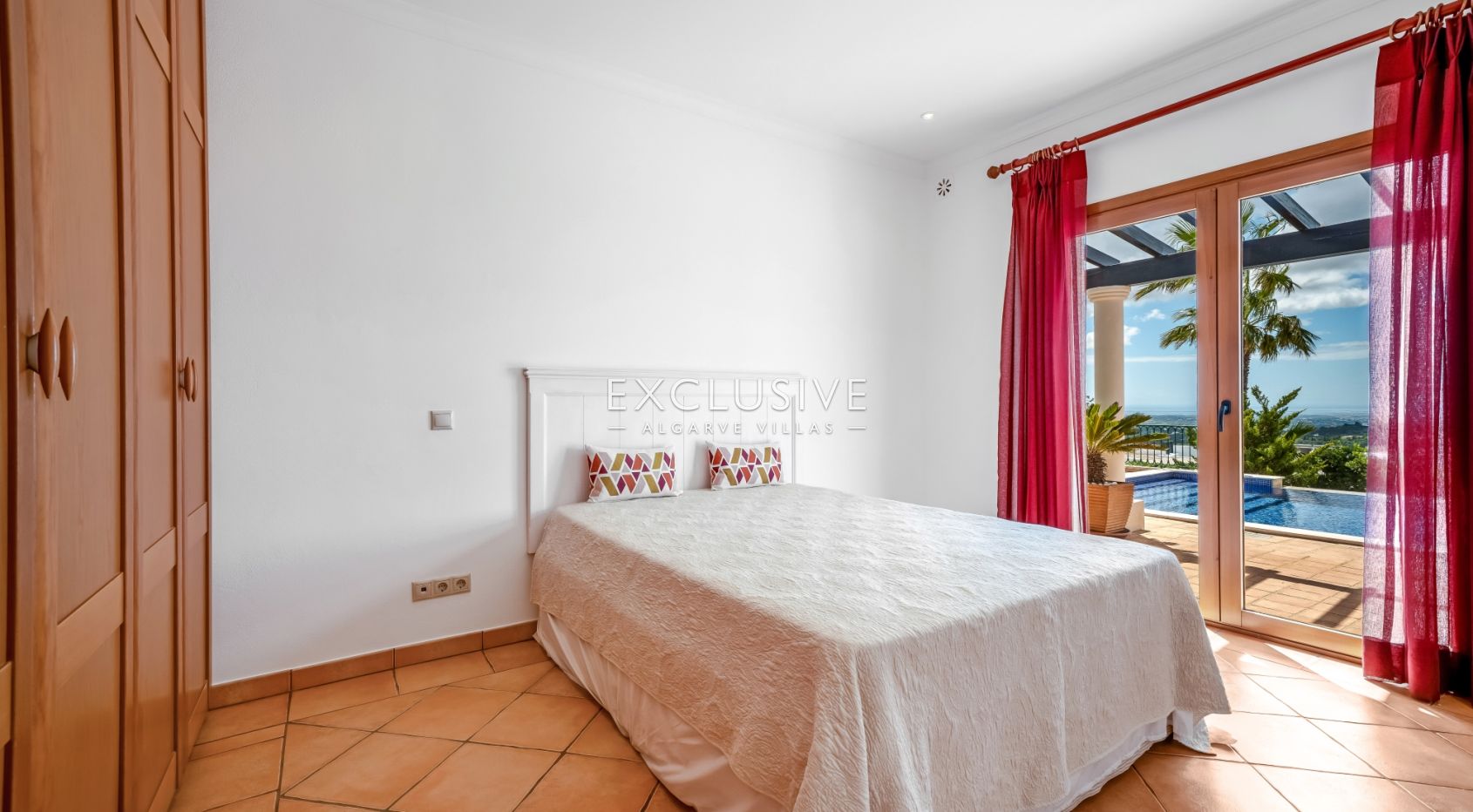 4 Bedroom Villa in Santa Bárbara de Nexe with Unobstructive Sea Views